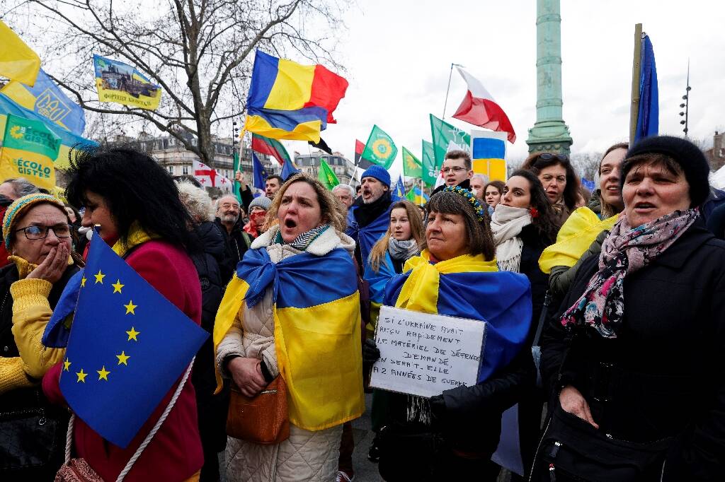 "On ne peut pas rester à la maison sans rien faire": des milliers de personnes manifestent en France pour l'Ukraine