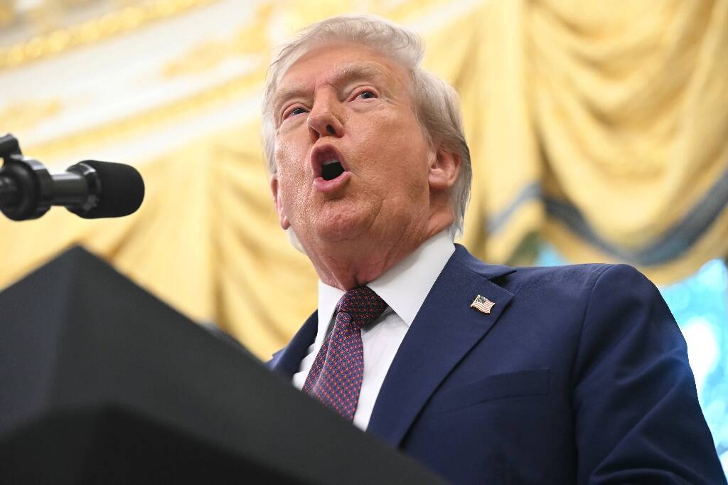 Une frappe américaine tue 11 "narcoterroristes" sur un bateau en mer des Caraïbes, affirme Donald Trump