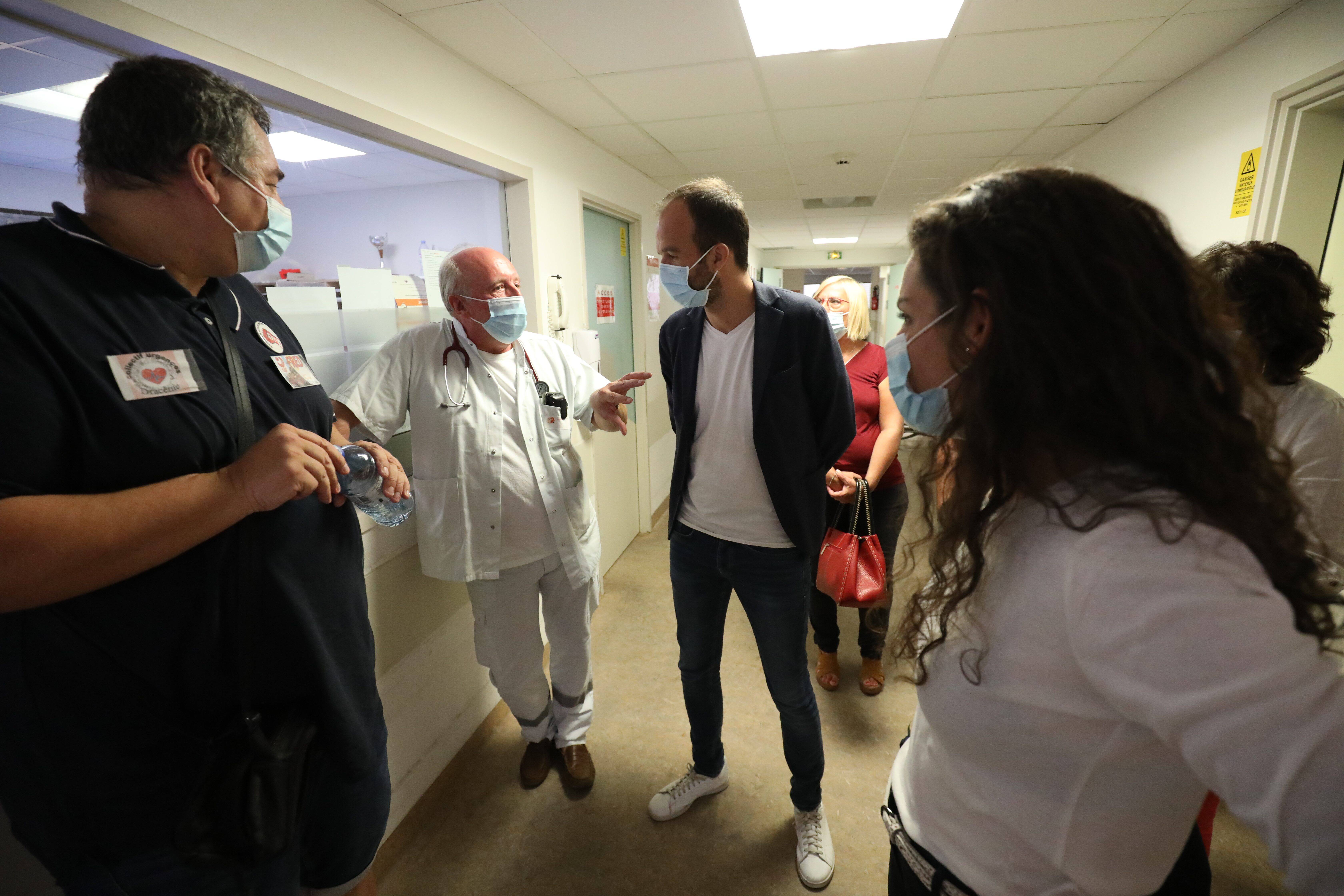 "Tous étaient à bout de souffle!": deux députés insoumis au chevet des soignants du Centre hospitalier de la Dracénie