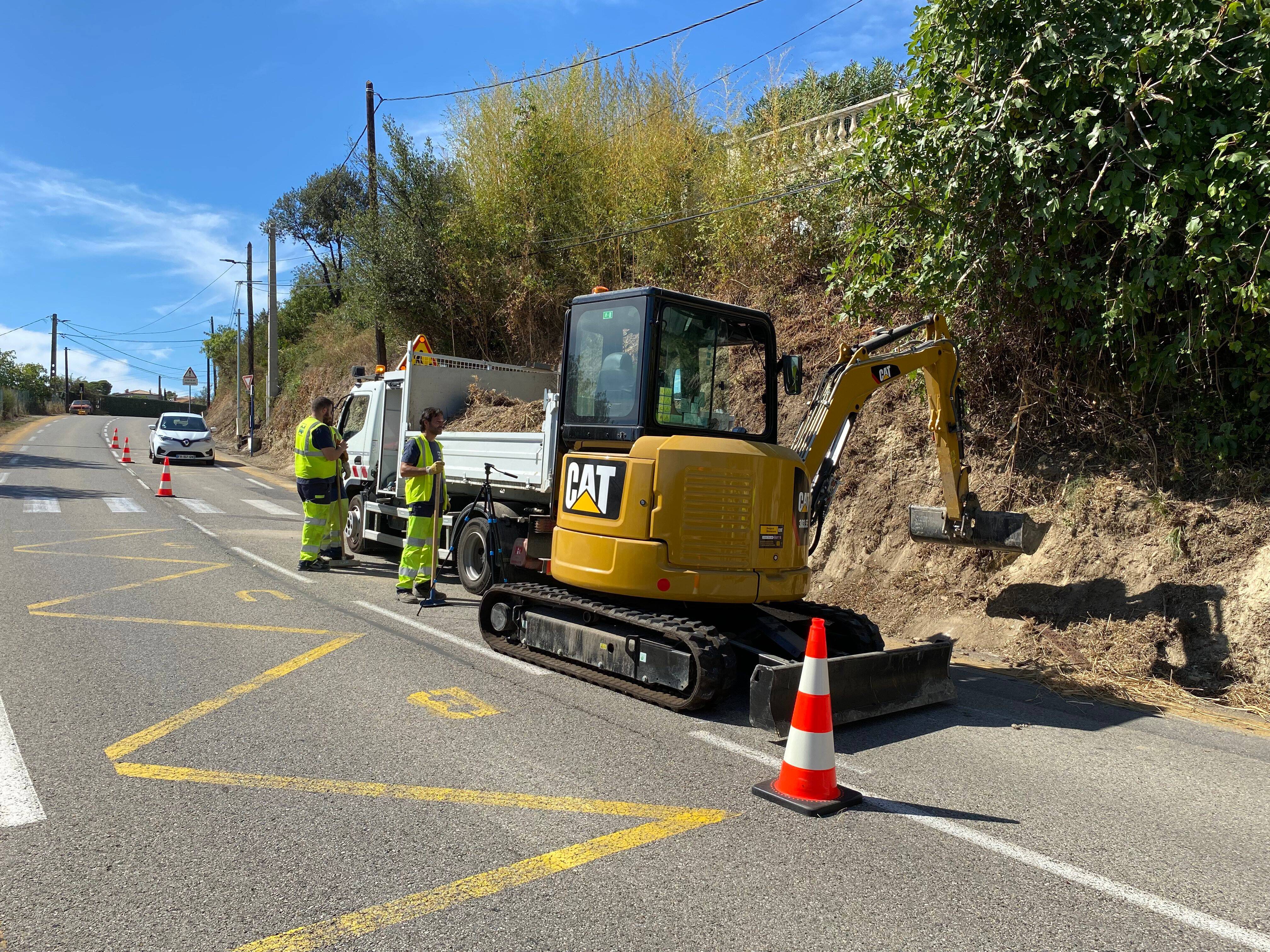 Prévention contre les intempéries dans la Métropole: à Saint-Laurent-du-Var, on fauche et on cure les vallons pour limiter les risques