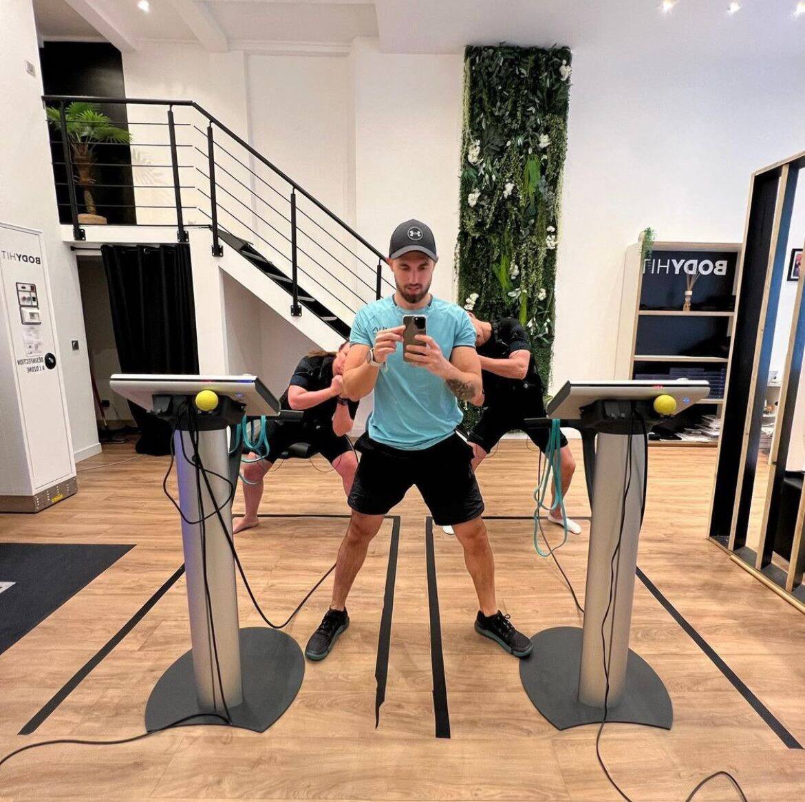 Brisé par une blessure, cet ancien grand espoir de l'OGC Nice s'est reconverti avec succès dans le coaching sportif sur la Côte d'Azur