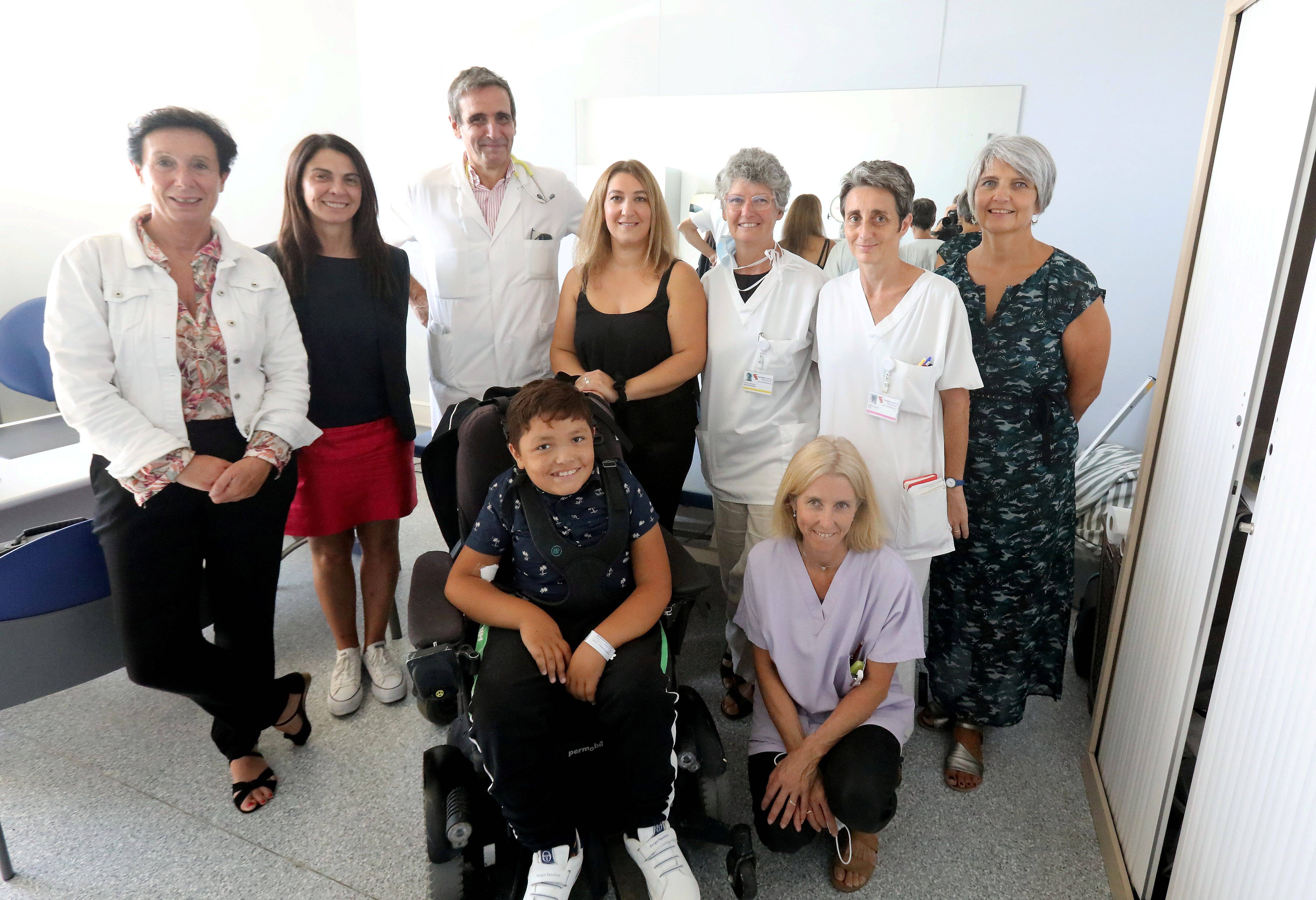 À Nice, les soignants de l'hôpital Lenval rassemblés autour d'un petit garçon atteint d'une maladie génétique