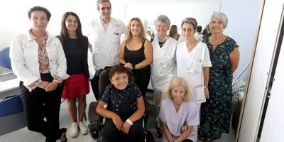 À Nice, les soignants de l'hôpital Lenval rassemblés autour d'un petit garçon atteint d'une maladie génétique