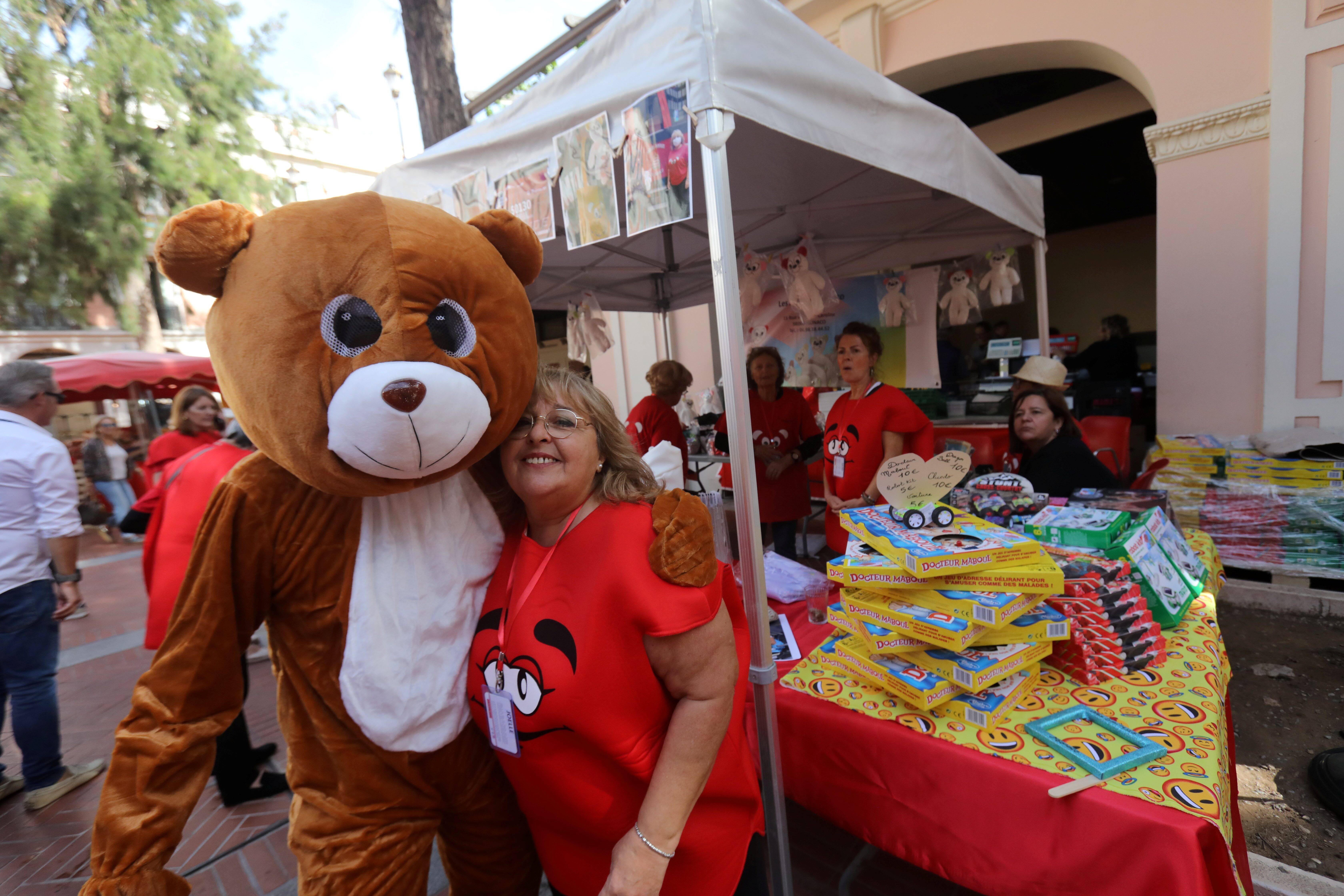 Cette association de Monaco distribue des oursons en peluche aux enfants pour les aider à communiquer