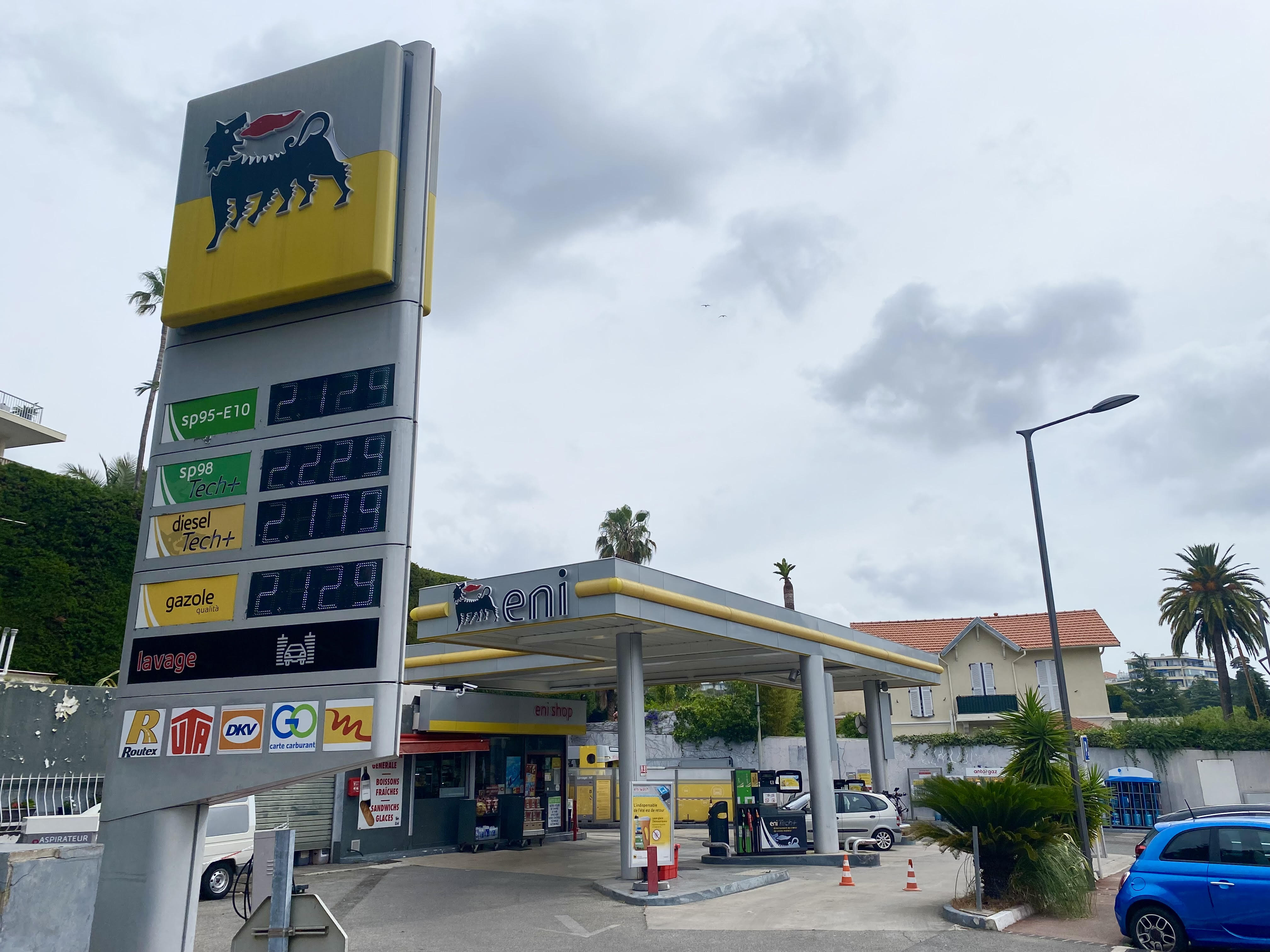 Eau dans le plein d'essence dans une station de Cannes: pourquoi les remboursements tardent-ils autant?