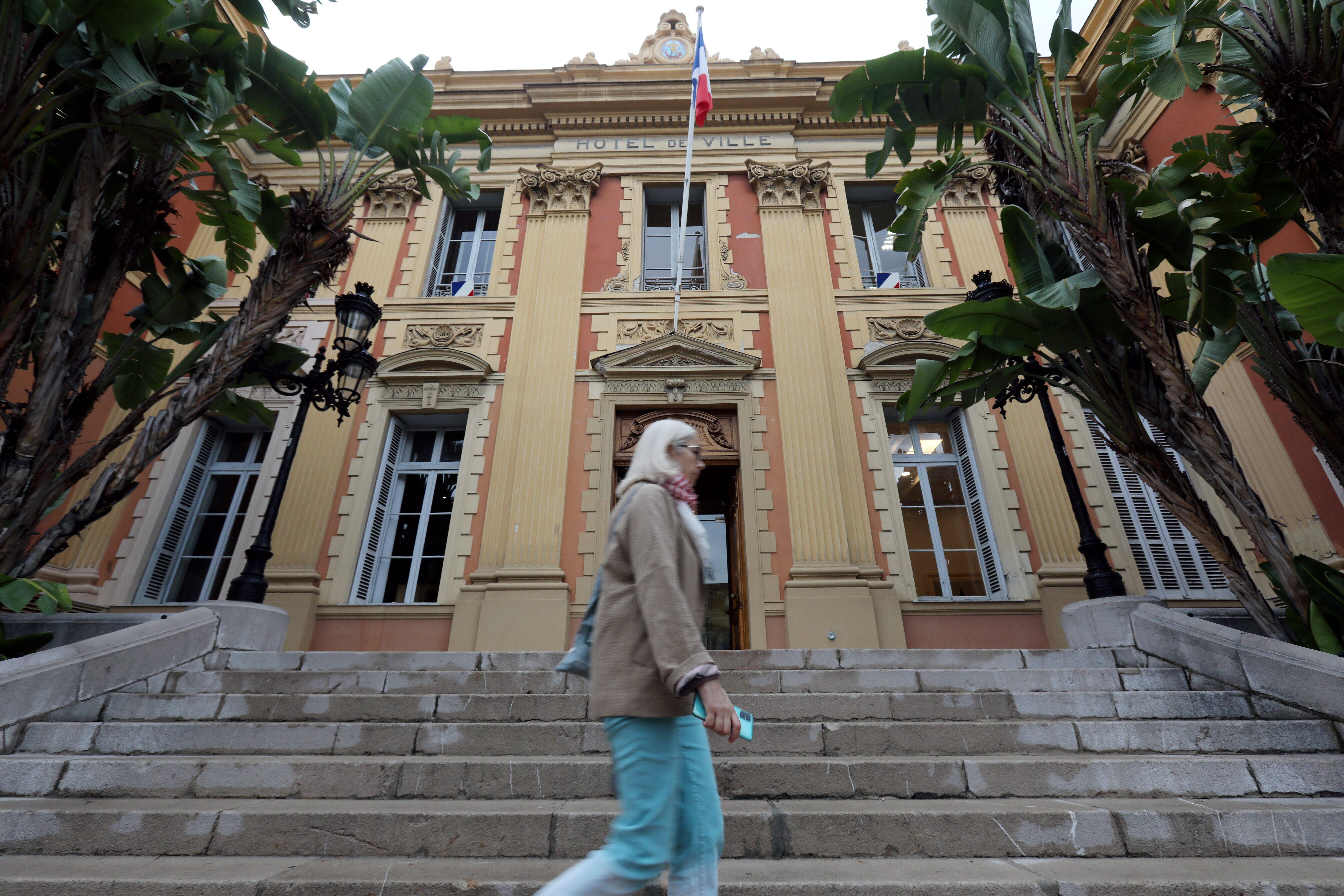 Elle avait été révoquée pour sa mauvaise gestion du CCAS, la justice oblige le maire de Menton a réintégré sa directrice des Finances