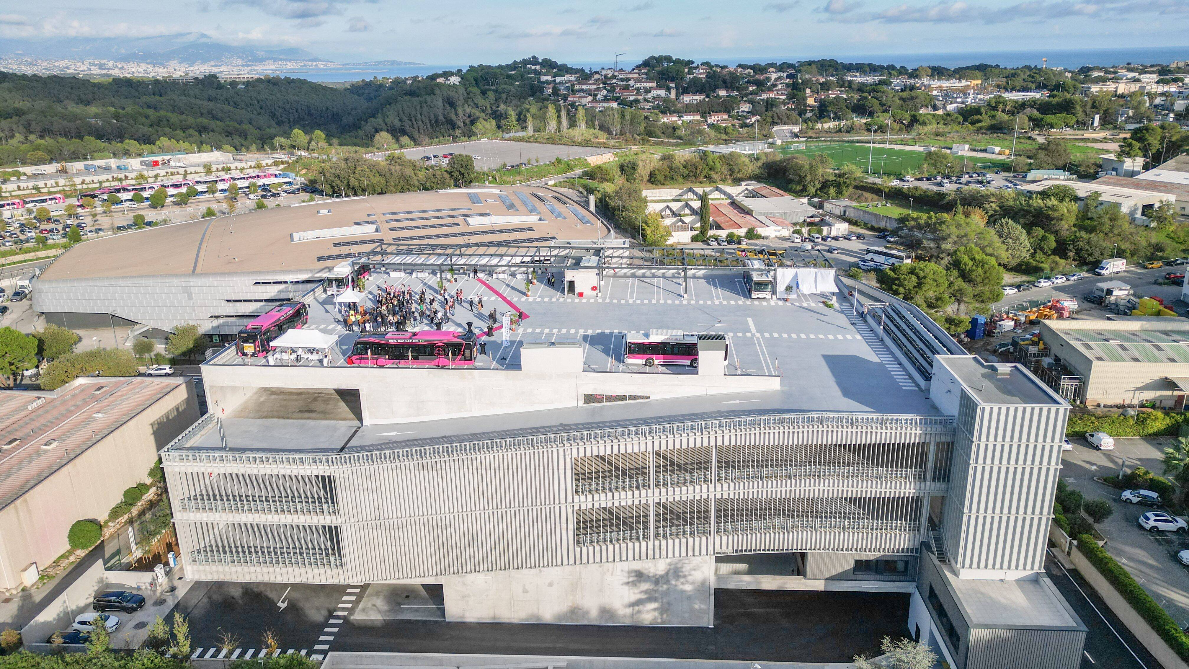 Avec son parking de bus en rooftop, le nouveau dépôt d'Envibus en met plein la vue à Antibes