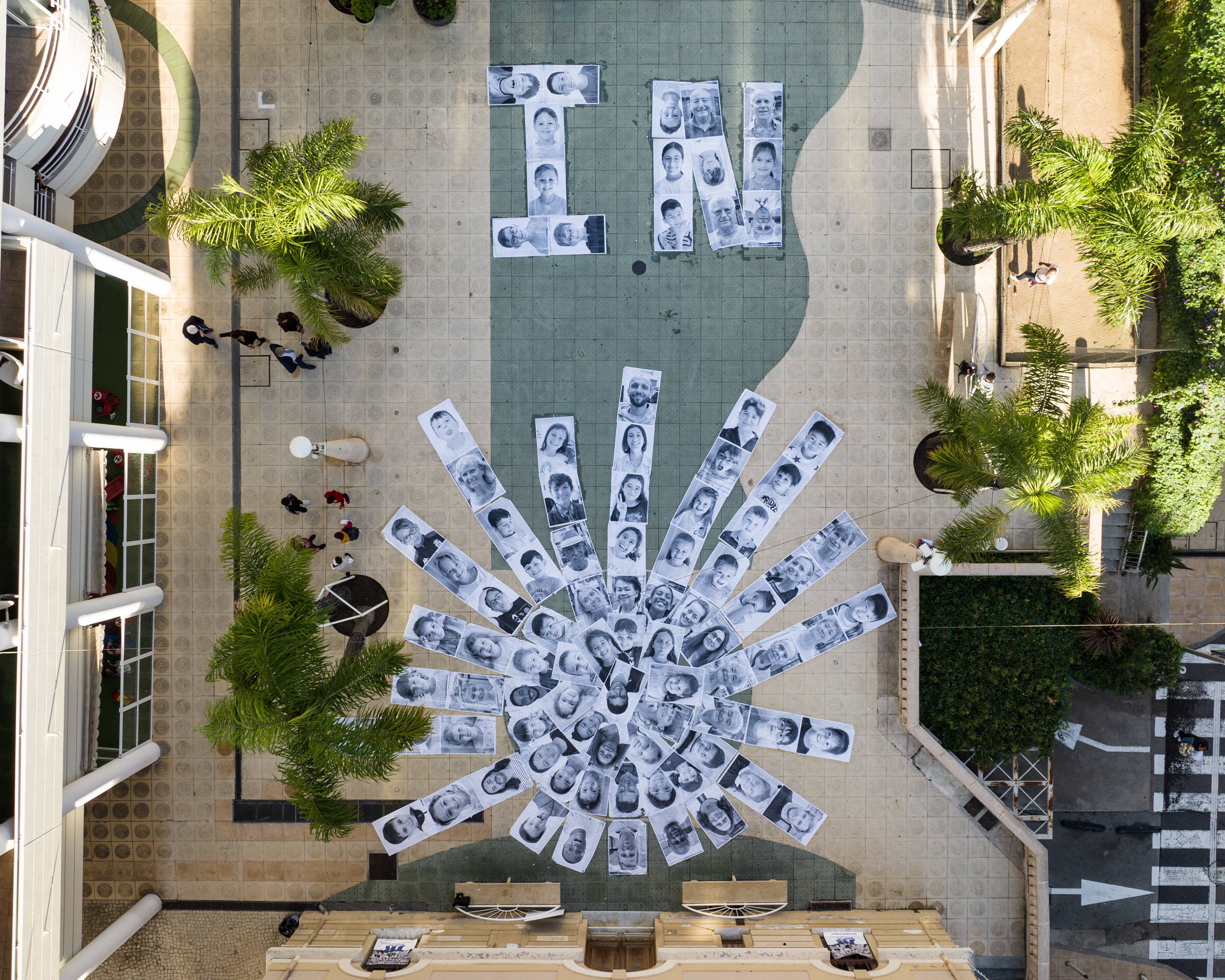 Près de 100 portraits de Beausoleillois affichés en pleine rue dans le cadre d'un projet initié par le photographe JR