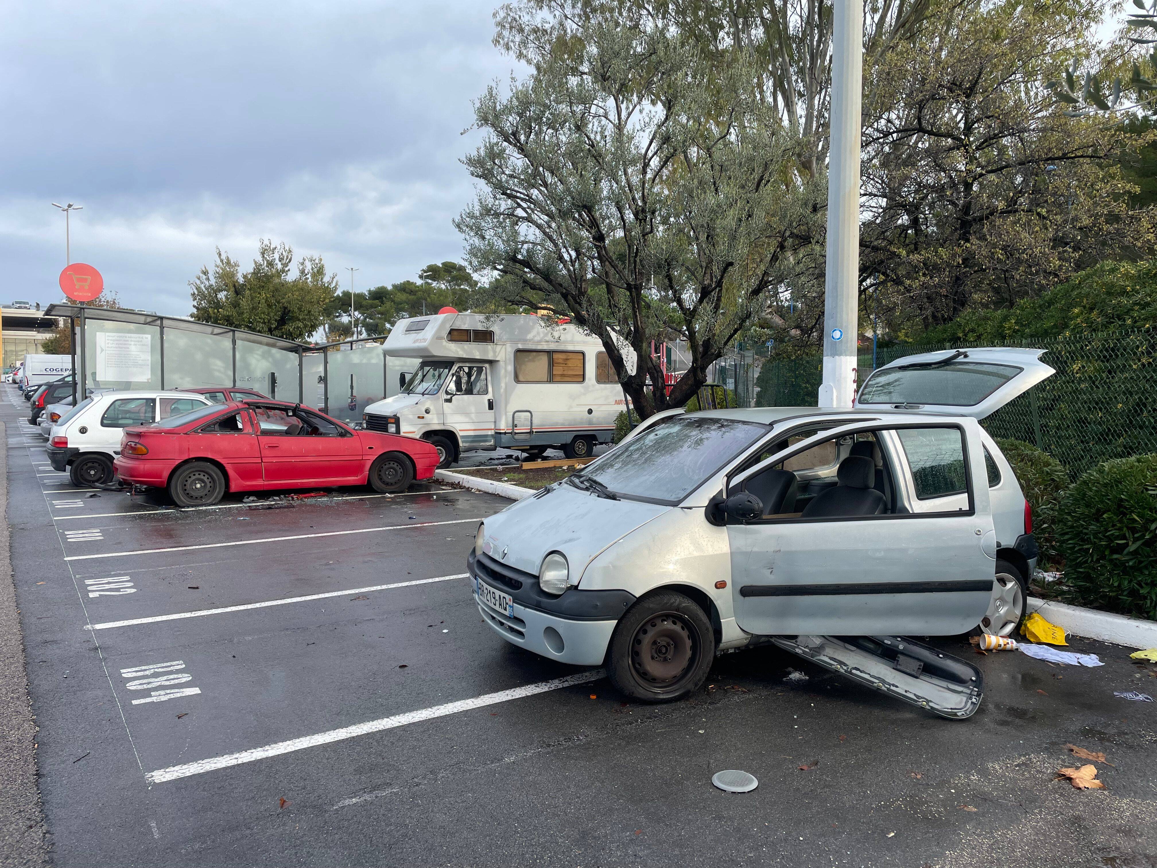 Des voitures désossées s'y entassent depuis des semaines: y a t-il une casse sauvage sur le parking de Carrefour à Antibes?