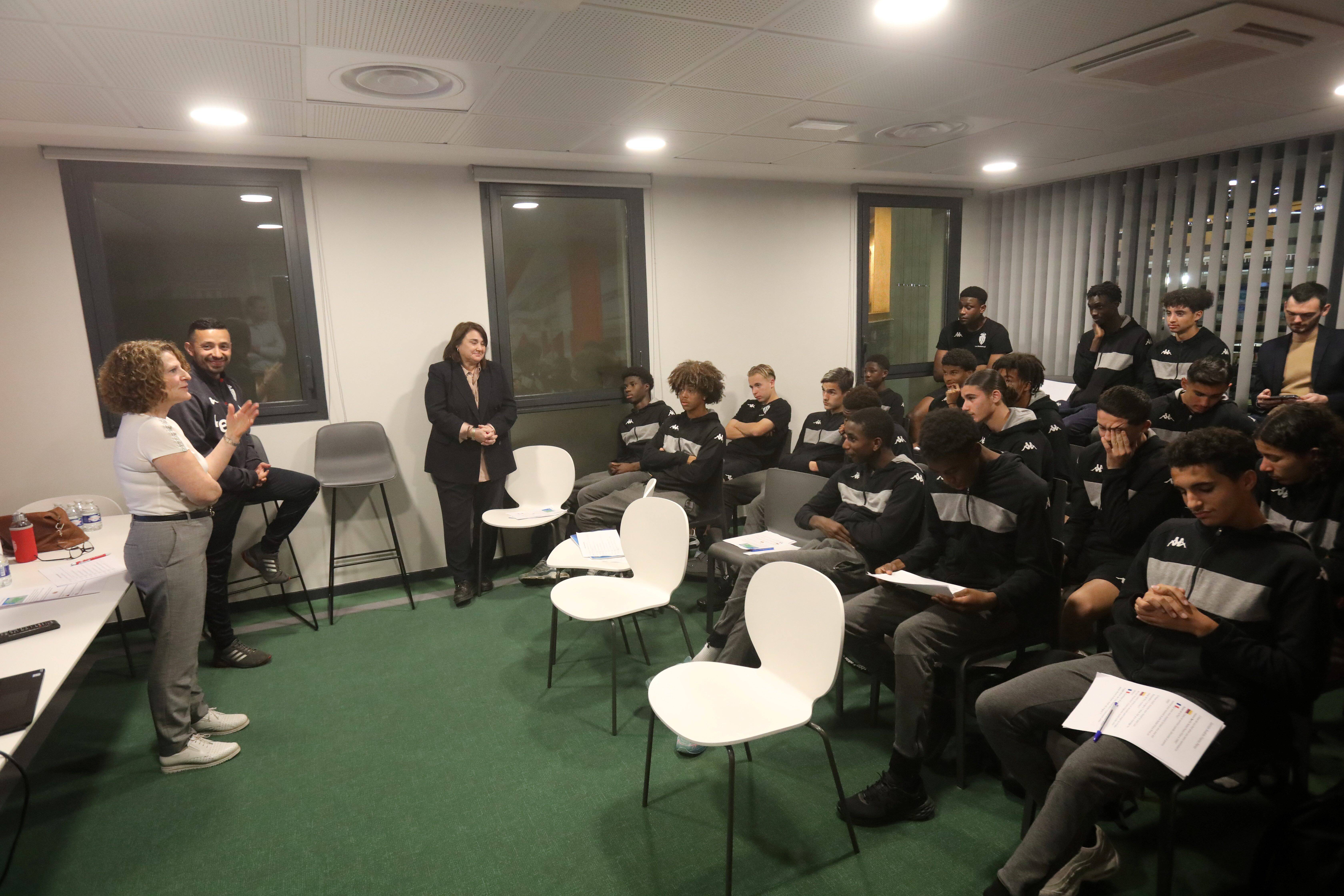 Nommé au Prix Nobel de la Paix, il partage son expérience avec les espoirs du Centre de formation de l'AS Monaco