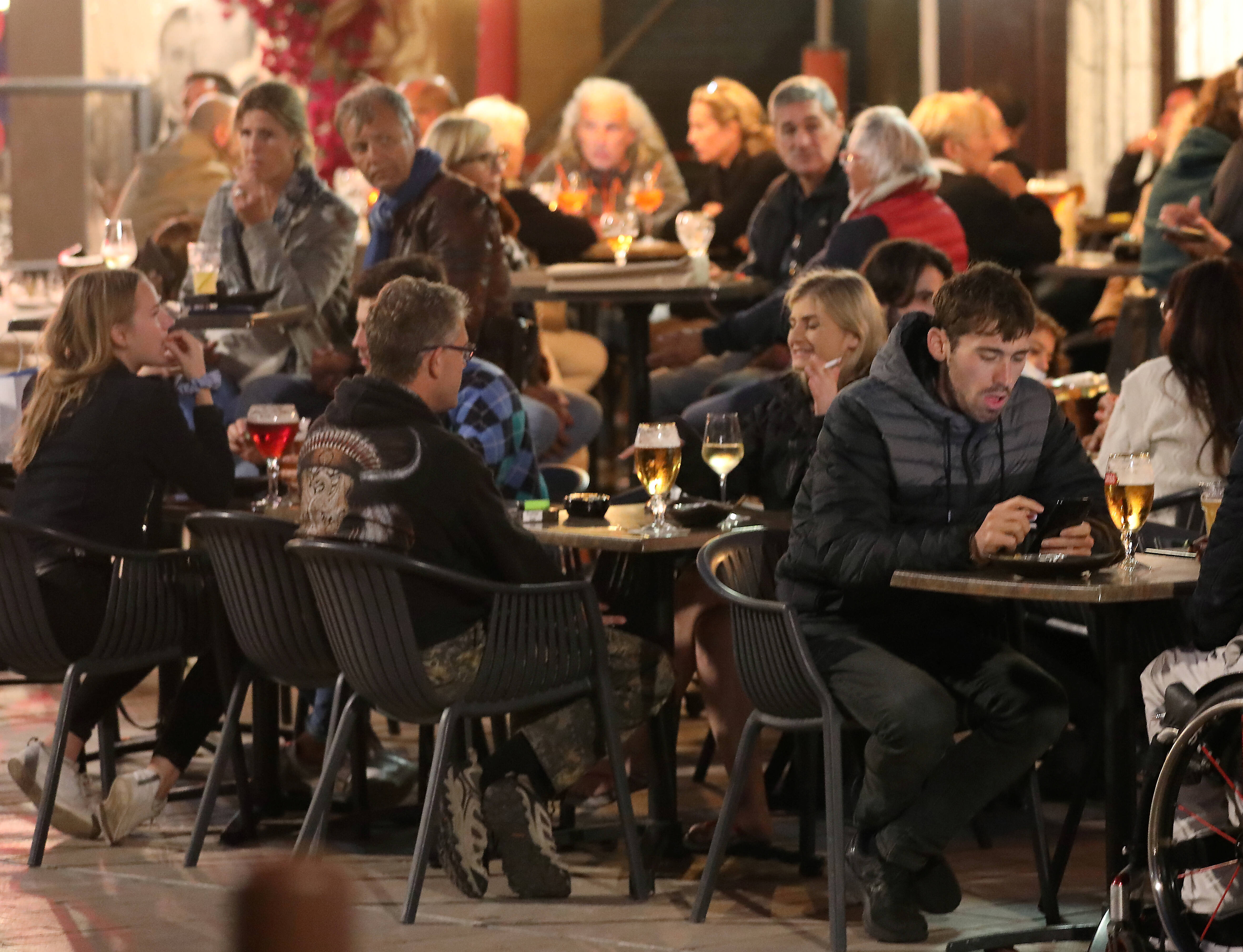 La grogne des restaurateurs privés de terrasses chauffées l'hiver monte encore d'un cran à Cannes