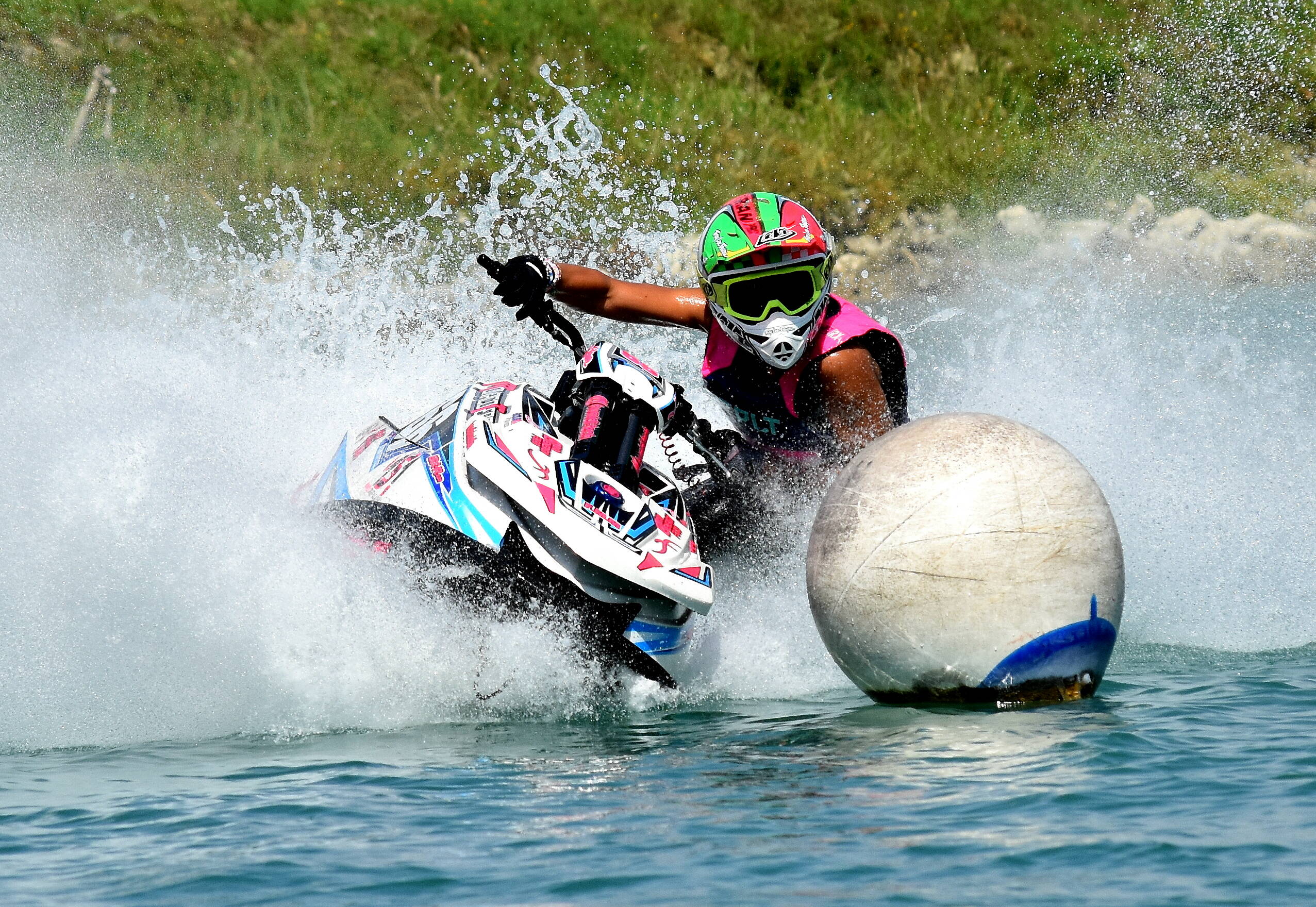 Au terme d'une saison semée d'embûches, la Monégasque Lisa Caussin Battaglia termine 3e au classement mondial de scooter des mers