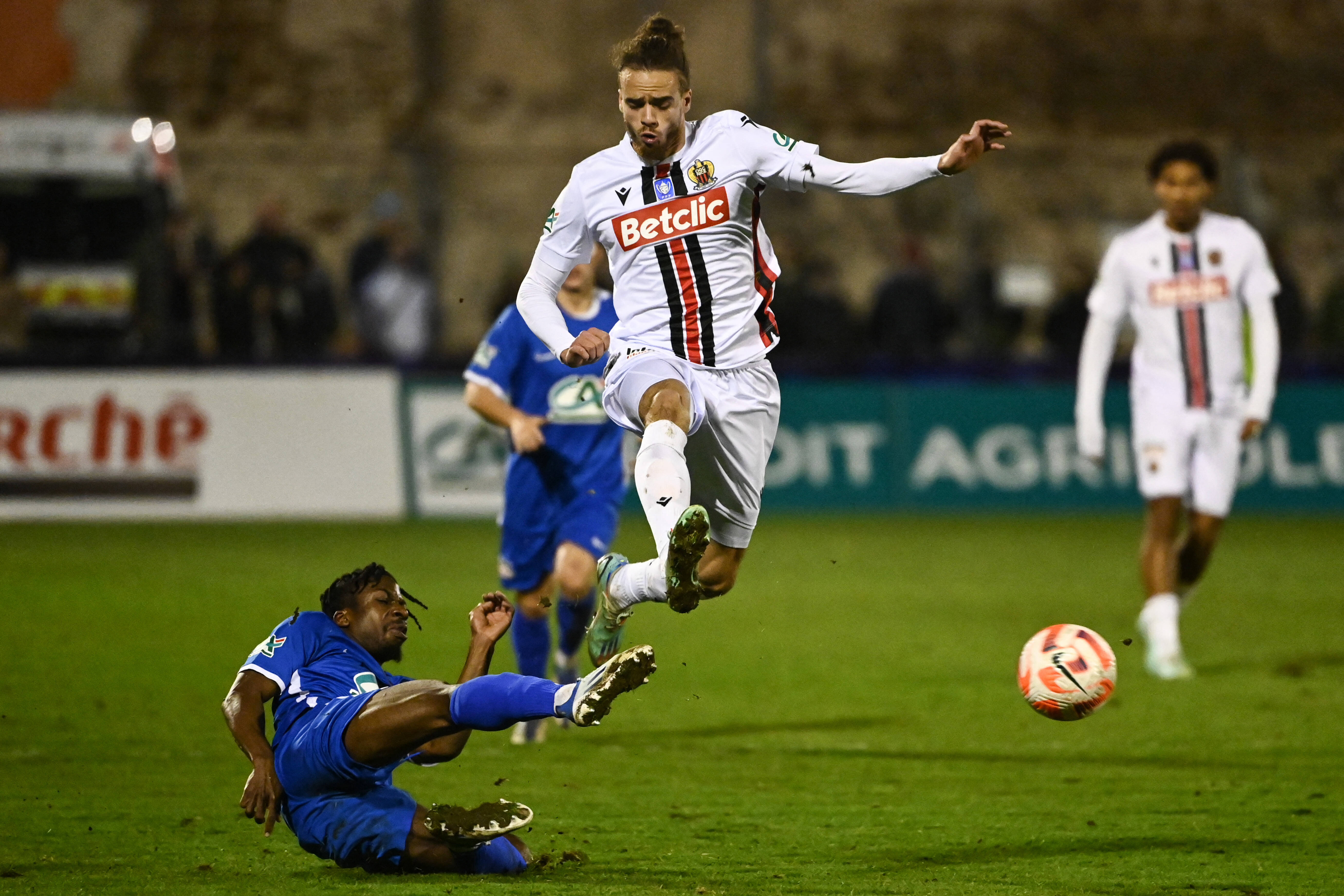Avec sa défaite face au Puy, l'OGC Nice touche le fond: l'avenir de Lucien Favre bientôt scellé?