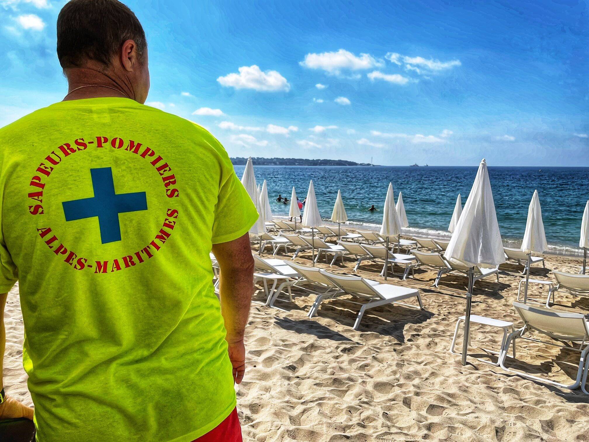 Le matelas vous coûtera encore 11 euros la journée cet été sur les plages publiques d'Antibes