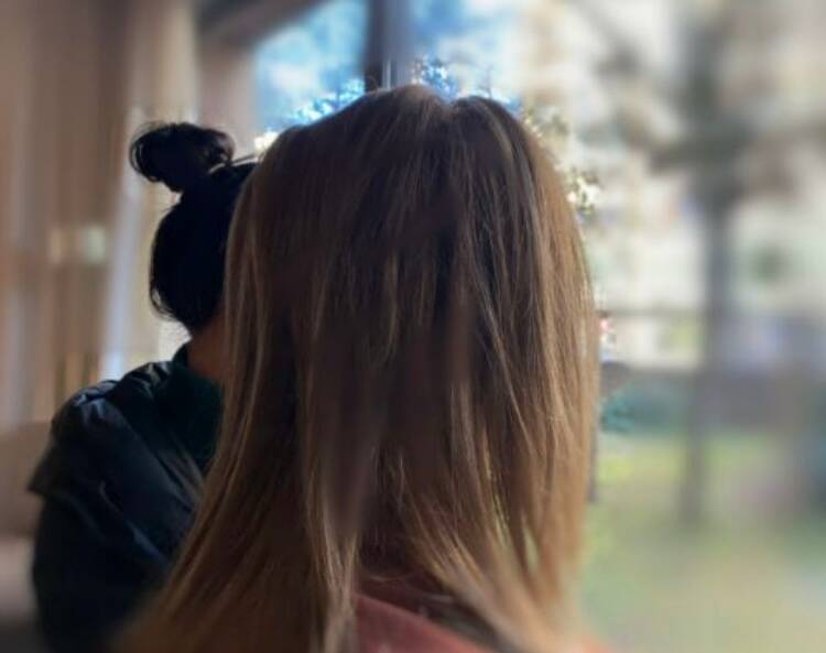 "Lorsqu'il sortira, il va la tuer"... Une mère et sa fille, violentée et harcelée par son ex-compagnon, racontent leur calvaire quotidien