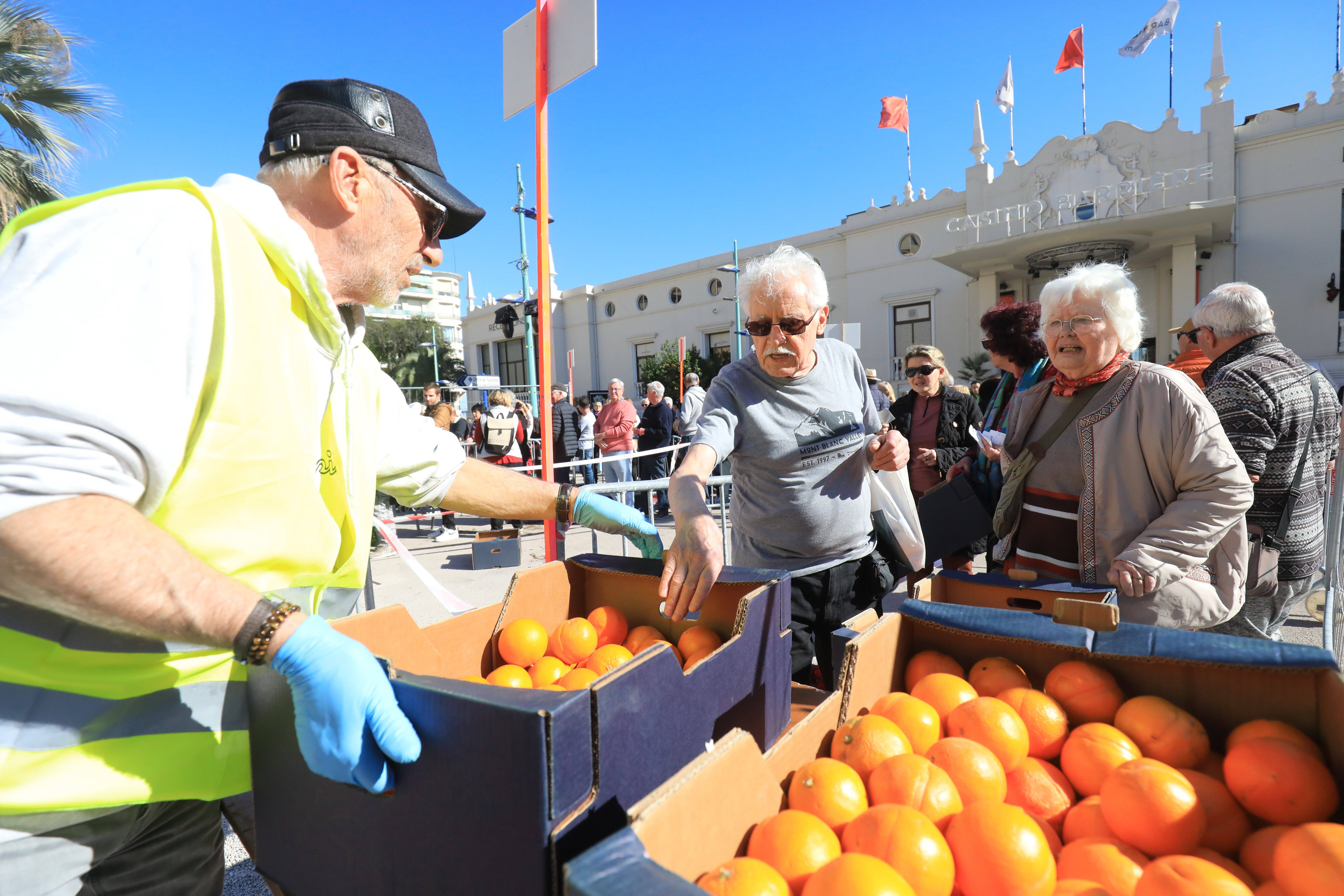 À 3 euros les 3 kilos, la vente des agrumes de la 89e Fête du citron attire les foules à Menton