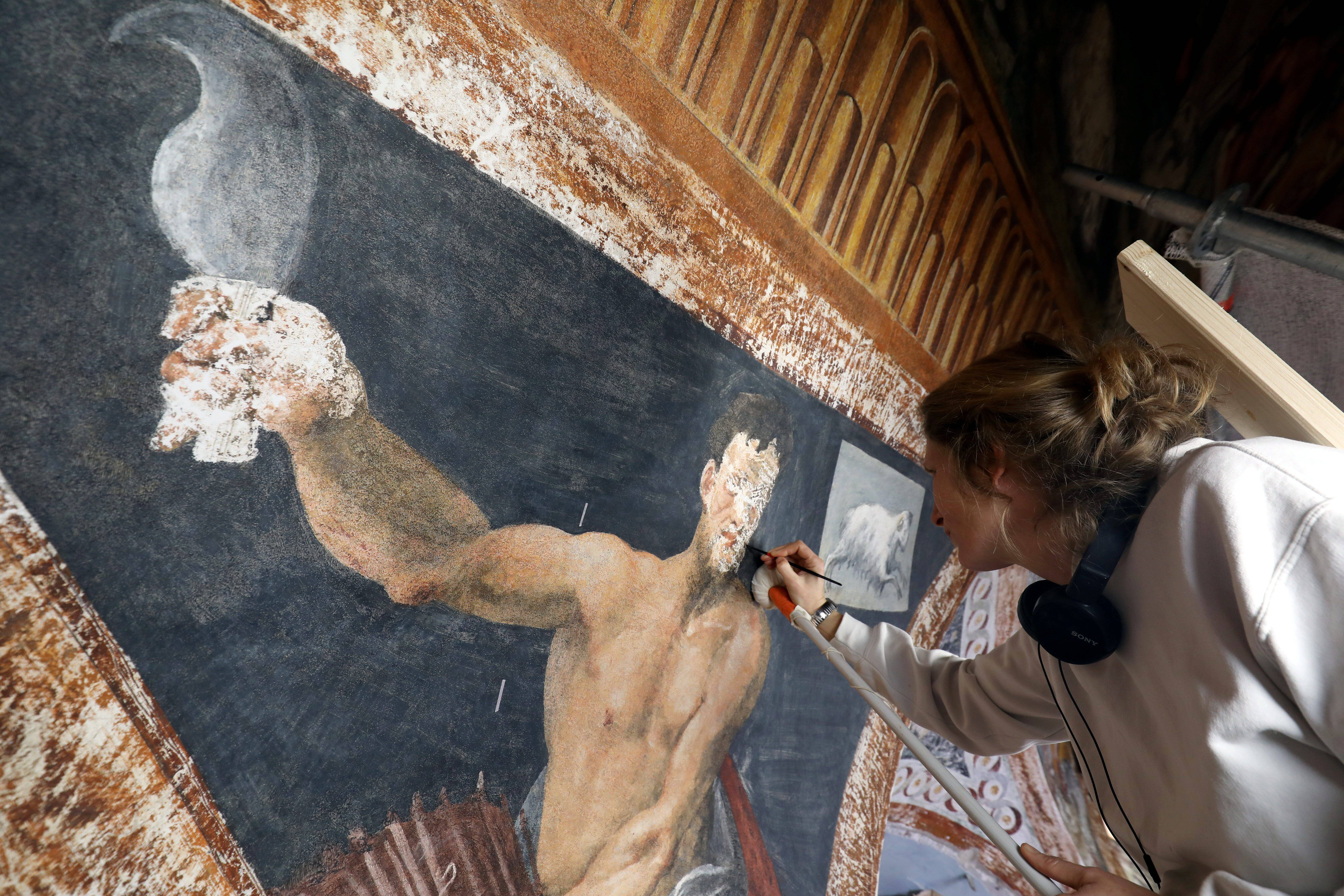 À Monaco, les motifs de la Salle du Trône en pleine restauration vont bientôt retrouver leur éclat du XVIe siècle