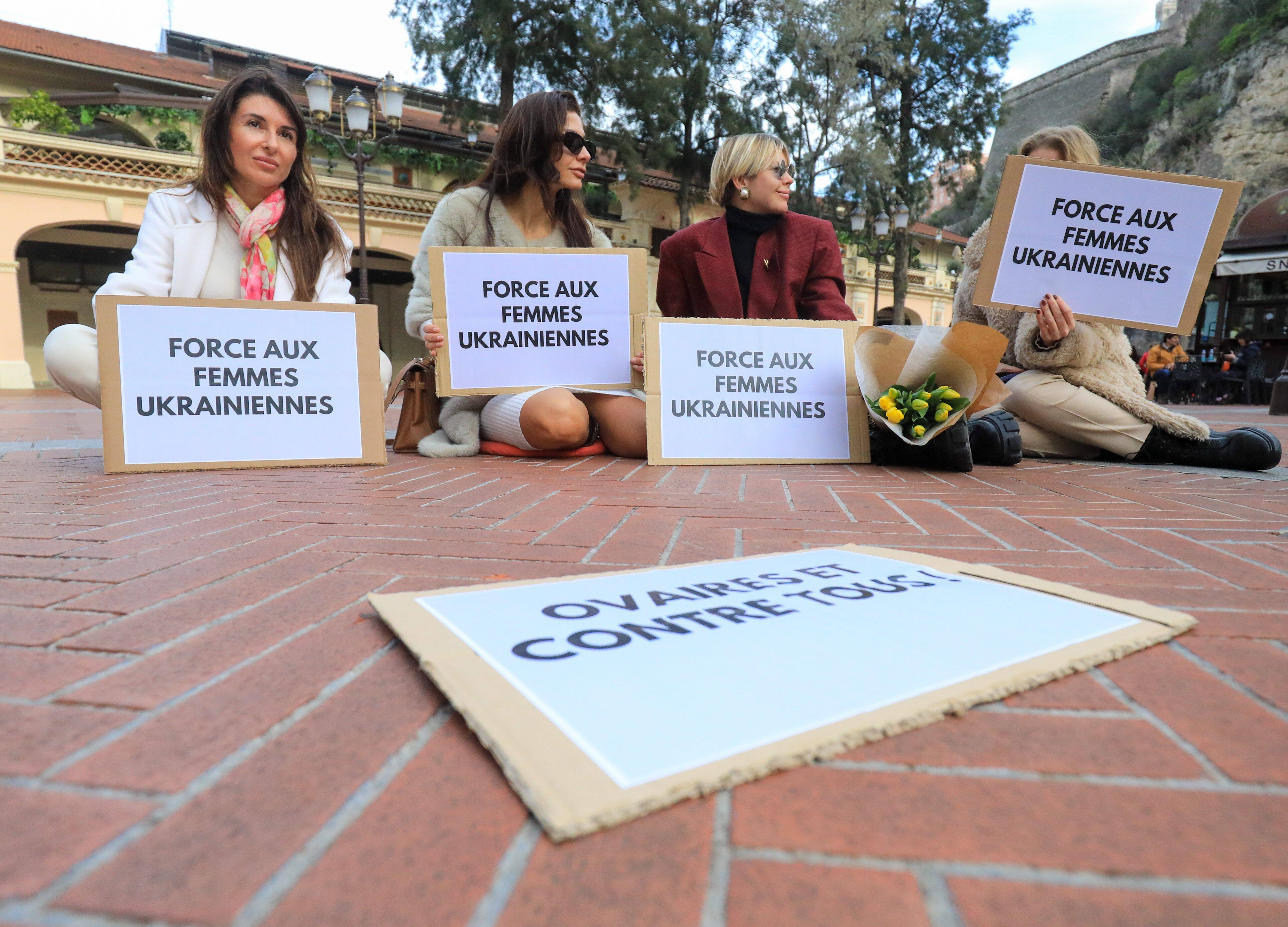 VIDEO. Un "sit-in" inédit pour le droit des femmes sur la place d'Armes à Monaco