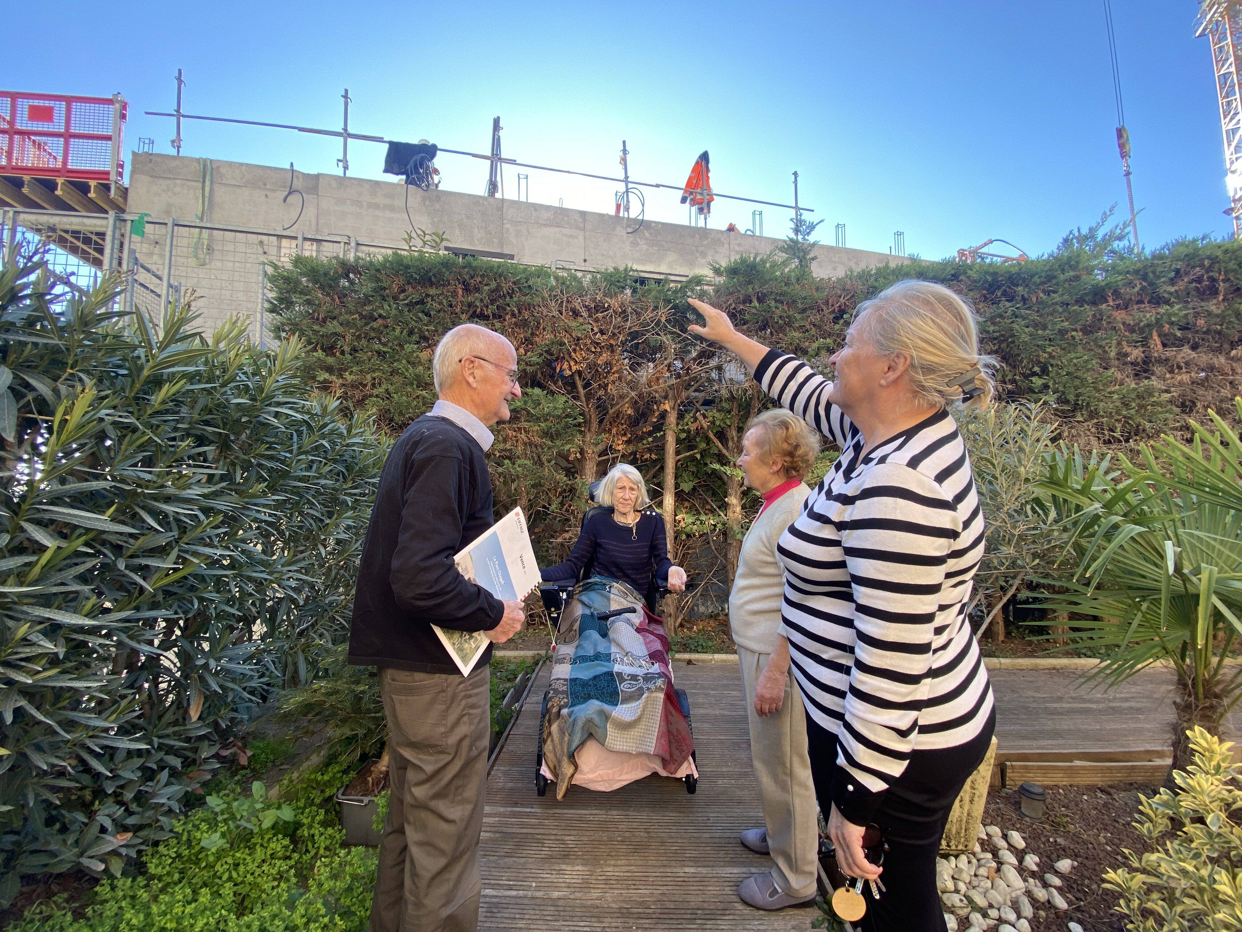"Ils sont collés à nous": un immeuble se construit à moins d'un mètre de chez eux à Vence, les riverains fulminent