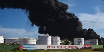 Le spectaculaire incendie d'un dépôt pétrolier toujours hors de contrôle à Cuba