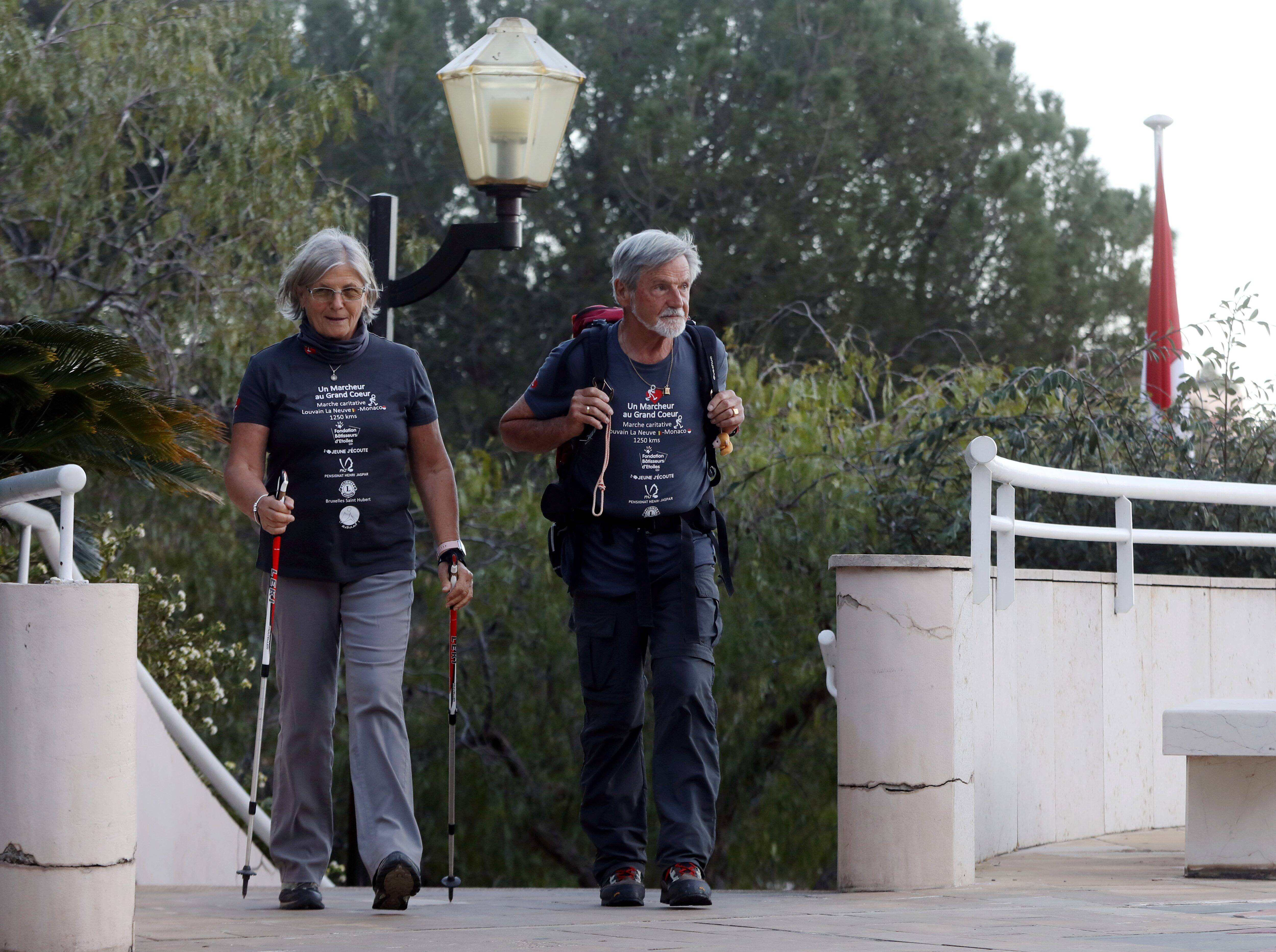 À 73 ans, il achève sa marche caritative de 1.250 km à Monaco et est accueilli par la princesse Caroline et Charlotte Casiraghi
