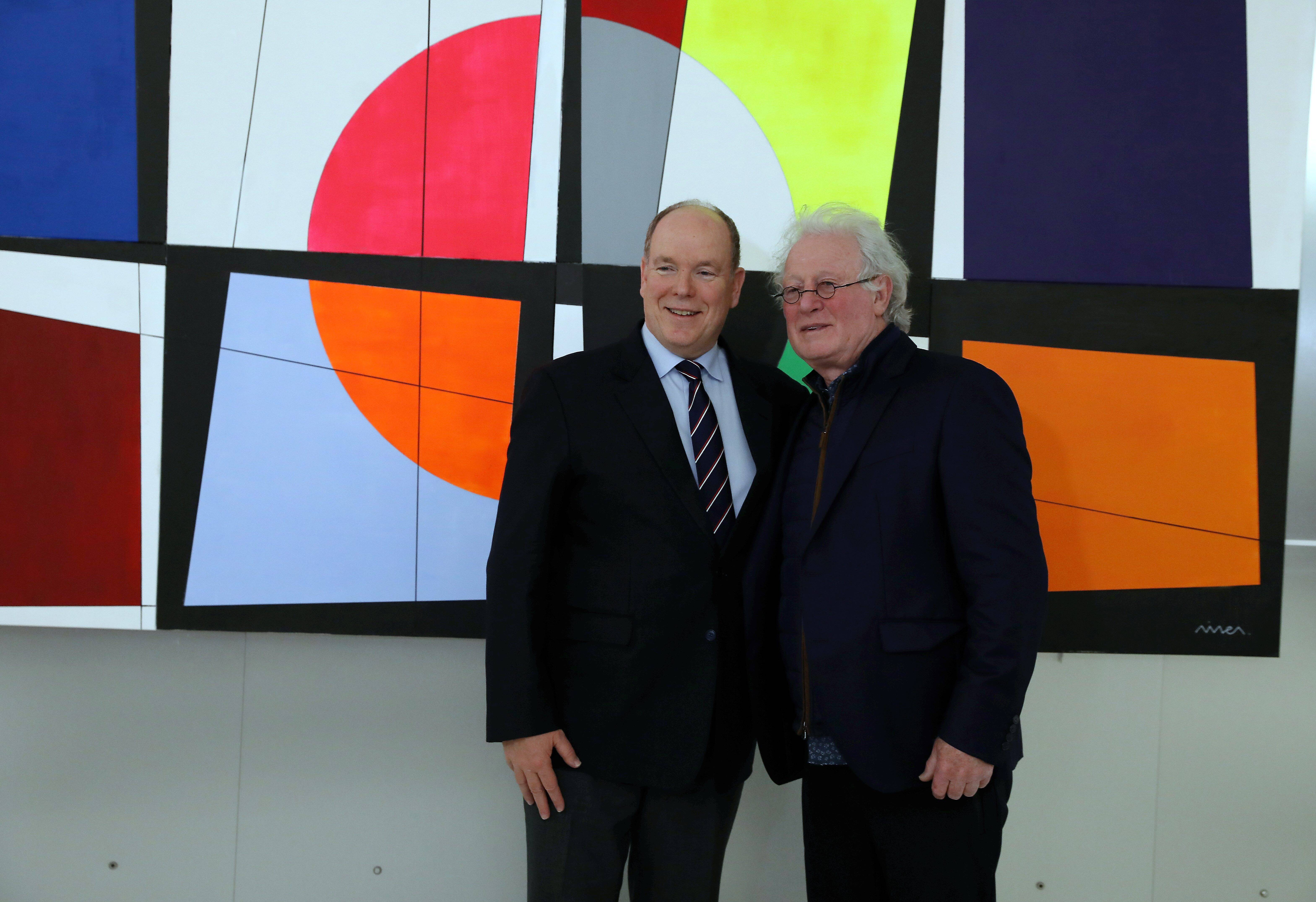 L'ancienne gloire du rugby français, Jean-Pierre Rives dévoile ses toile d'abstraction géométrique à la Collection de voitures du Prince