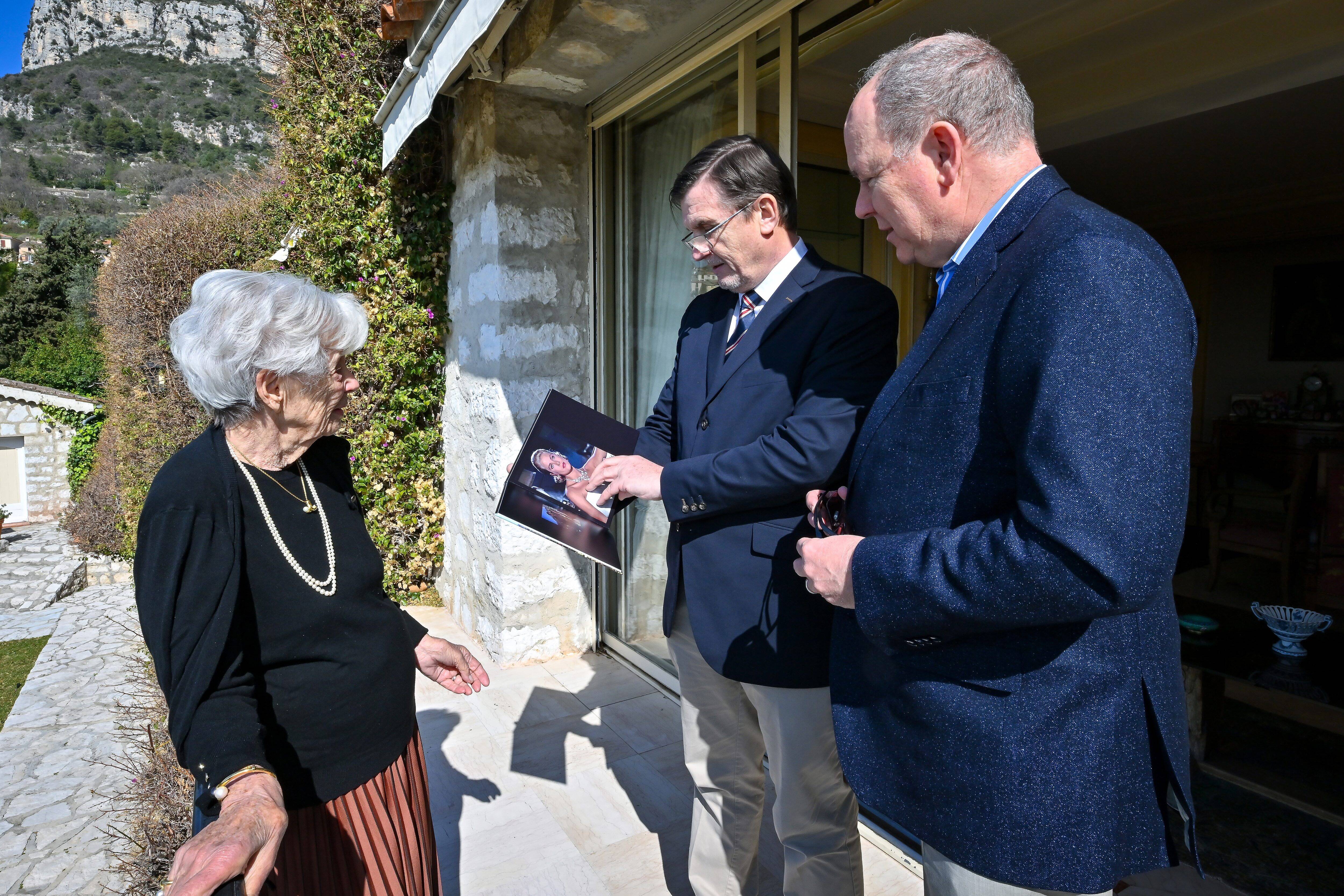 Albert II en visite à la villa de "La main au collet" à Saint-Jeannet, là où Grace Kelly et Cary Grant s'étaient donnés la réplique