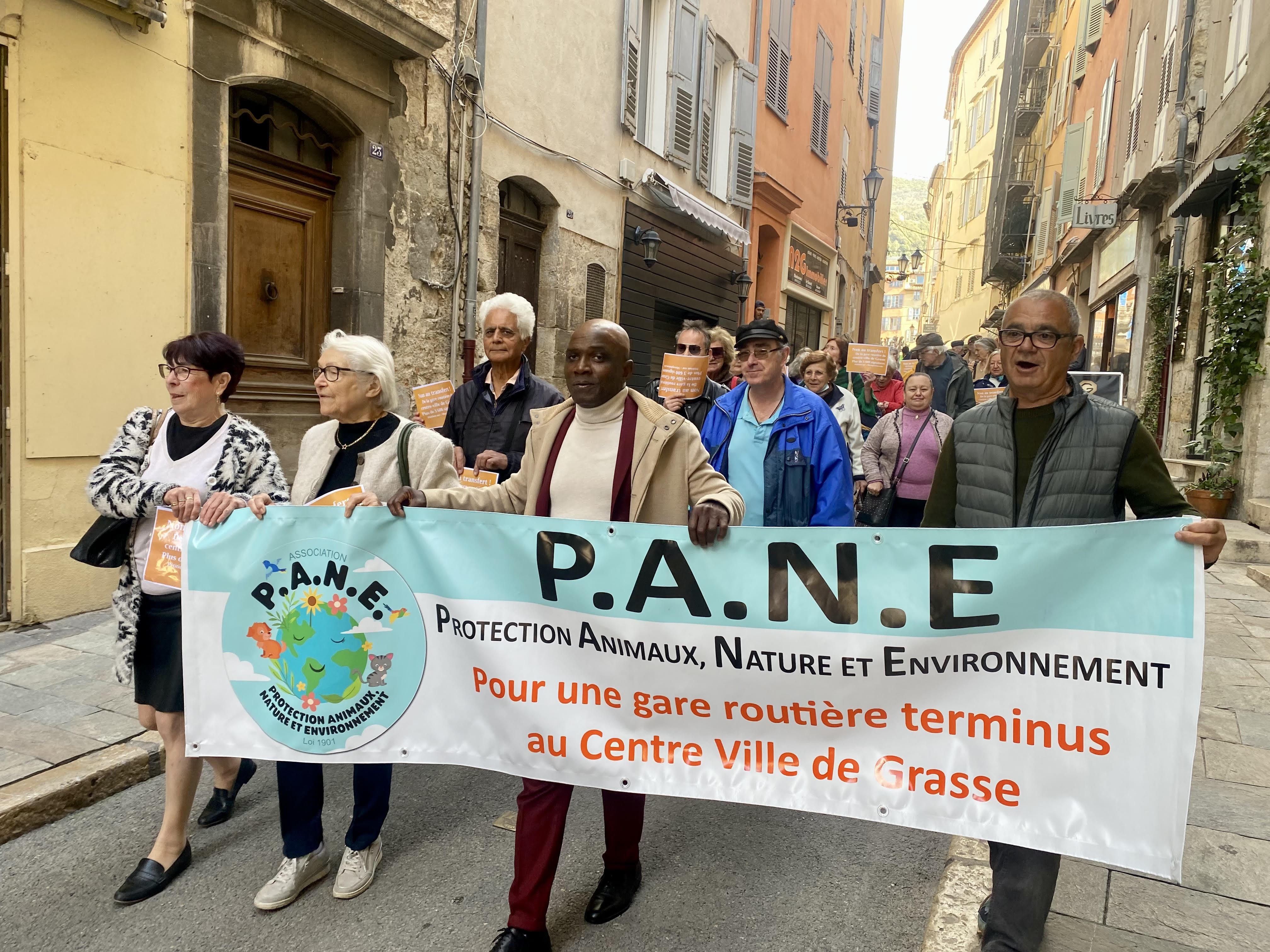 "Nous ne laisserons rien passer": à Grasse, ils se mobilisent pour la remise en service de la gare routière sur la place de la Buanderie