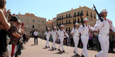 Les carabiniers du Prince de Monaco ont dévoilé leur tenue d'été lors de la traditionnelle relève de la garde