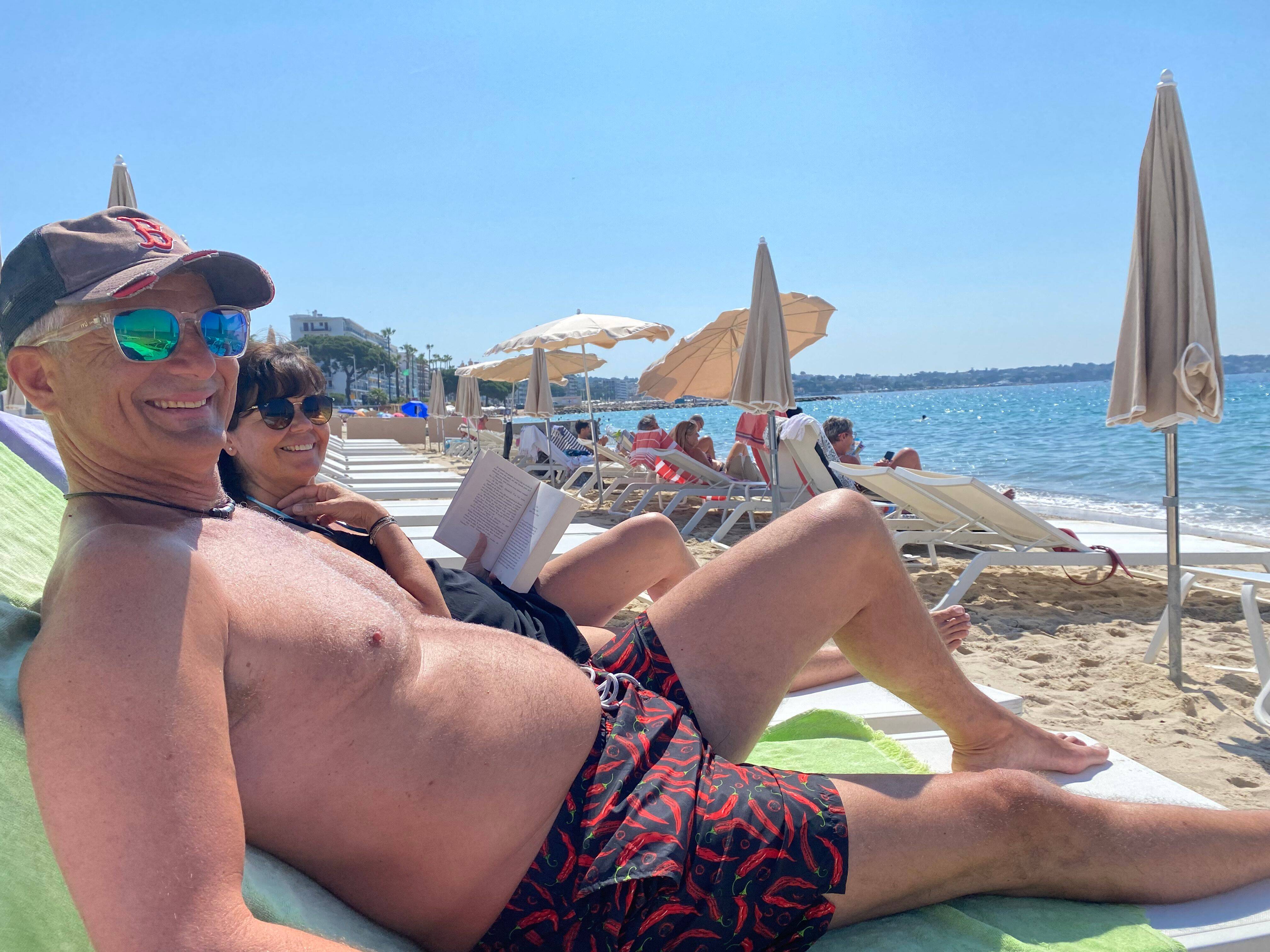 Un transat et un parasol sur du sable fin pour 10¬: c'est possible sur la Côte d'Azur et on vous dit où