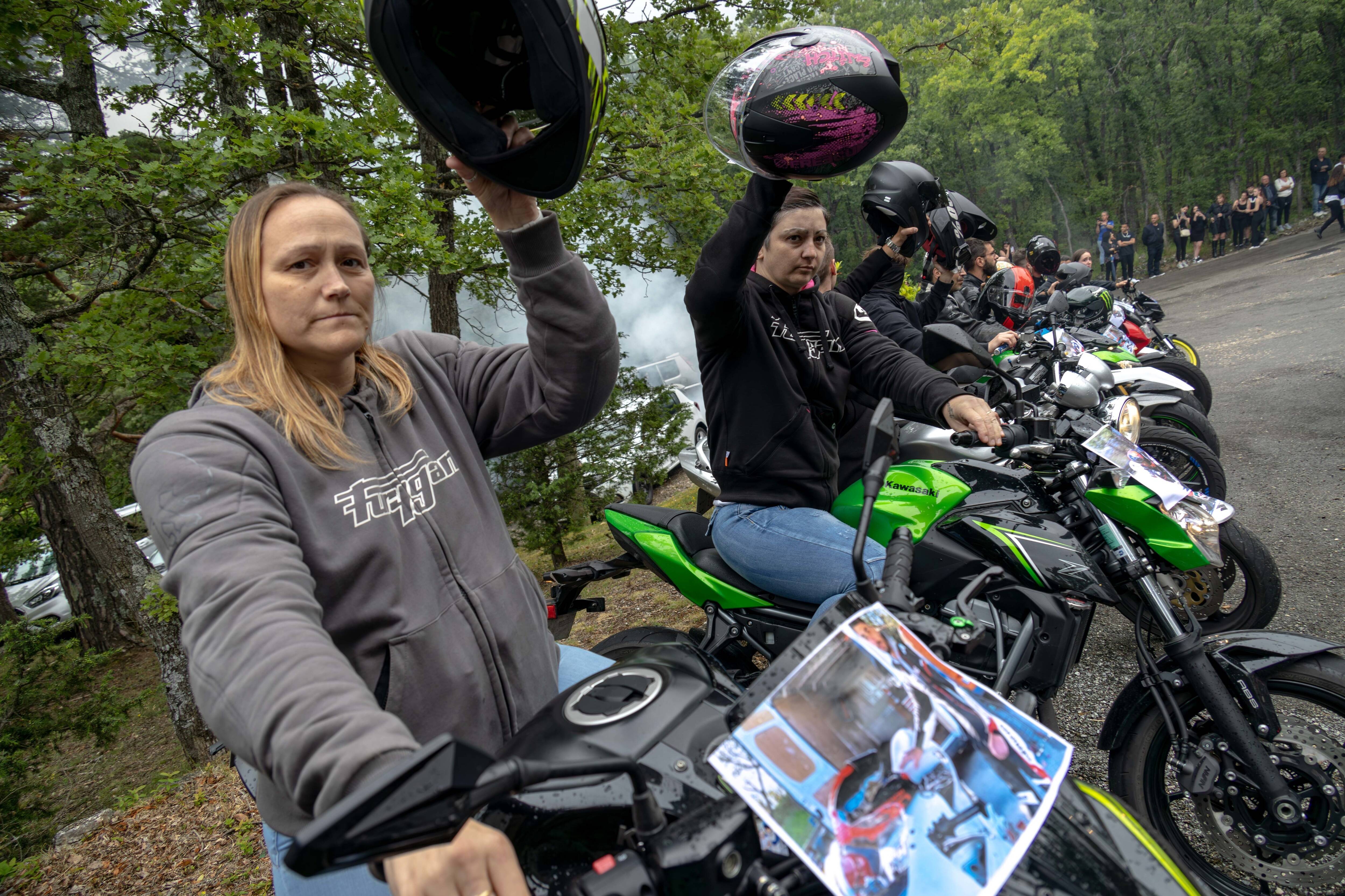 "On est là pour toi", famille et amis ont accompagné une dernière fois Vincenzo, mort à moto à 20 ans