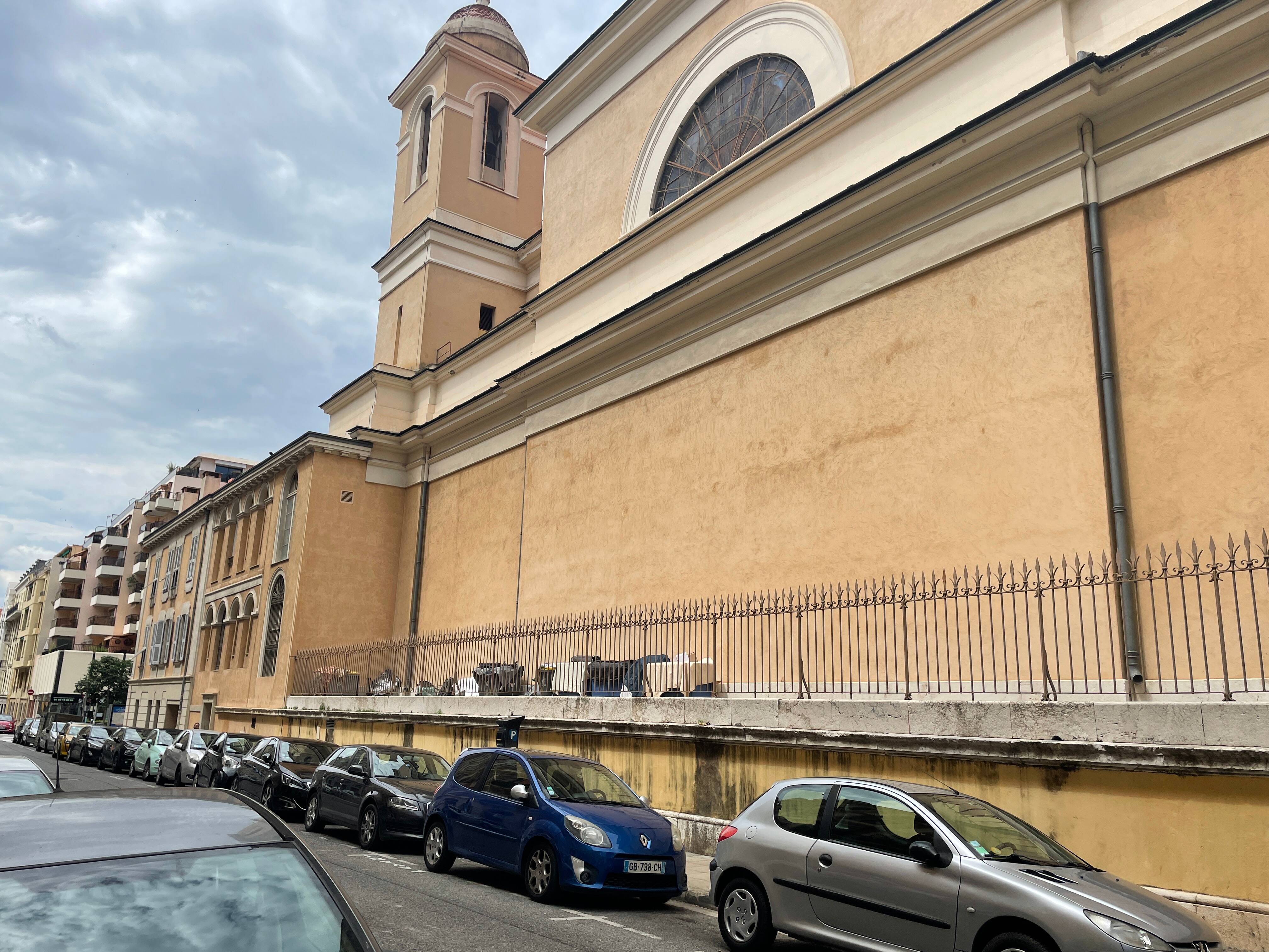 Les migrants aux abords de cette église de Nice bientôt expulsés par la Ville?