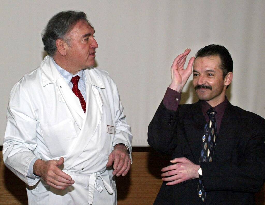 Il réalisa la première greffe de main au monde en 1998, le professeur de médecine Jean-Michel Dubernard est décédé - Nice-Matin