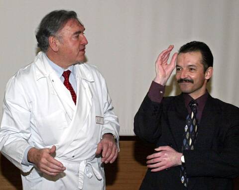 Il réalisa la première greffe de main au monde en 1998, le professeur de médecine Jean-Michel Dubernard est décédé - Nice-Matin