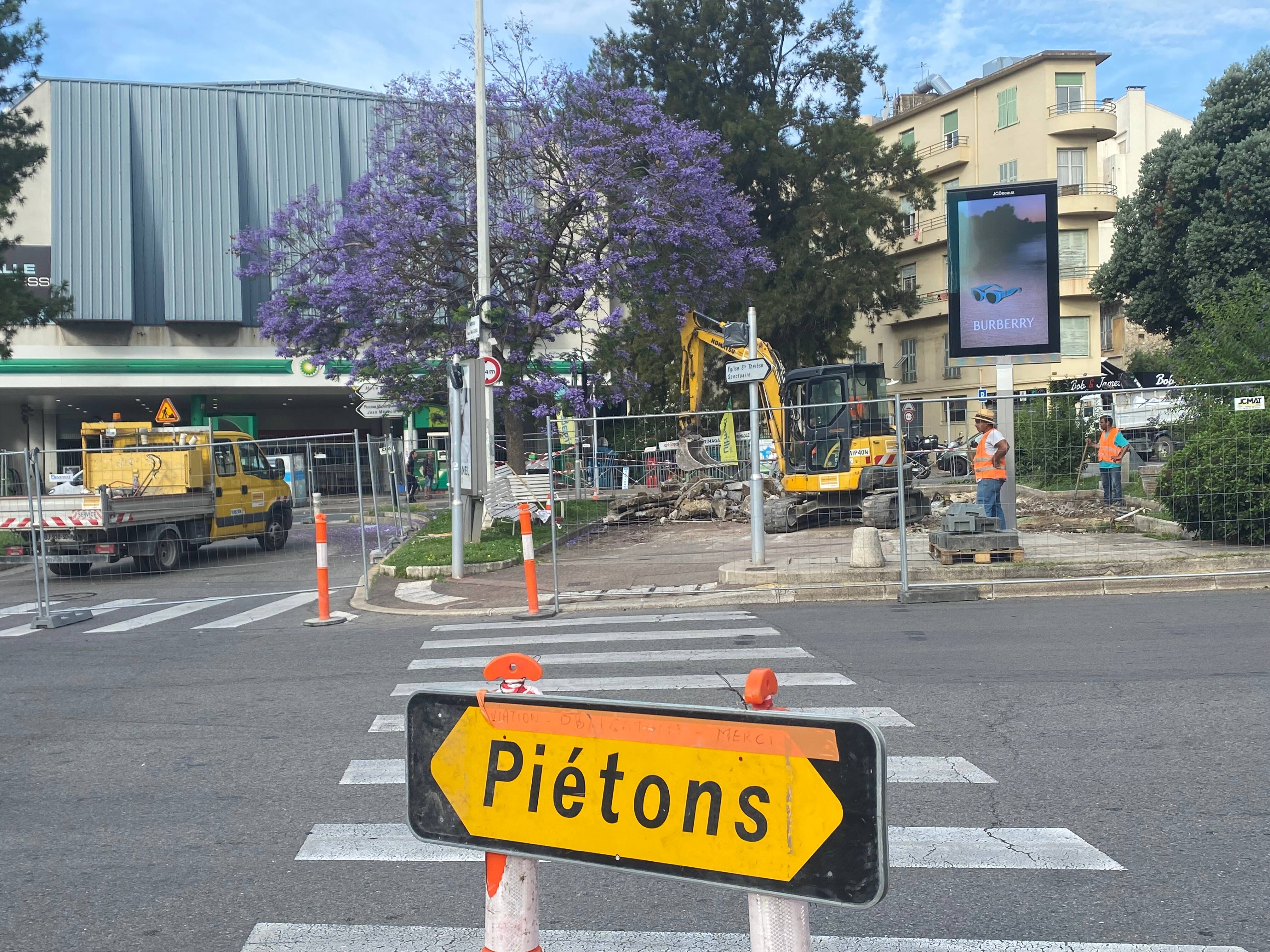 Pour fluidifier le trafic, la Ville teste la suppression de ce feu tricolore dans un carrefour stratégique de Nice Ouest