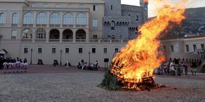 Un feu de joie sur la place du Palais princier de Monaco pour fêter la Saint-Jean