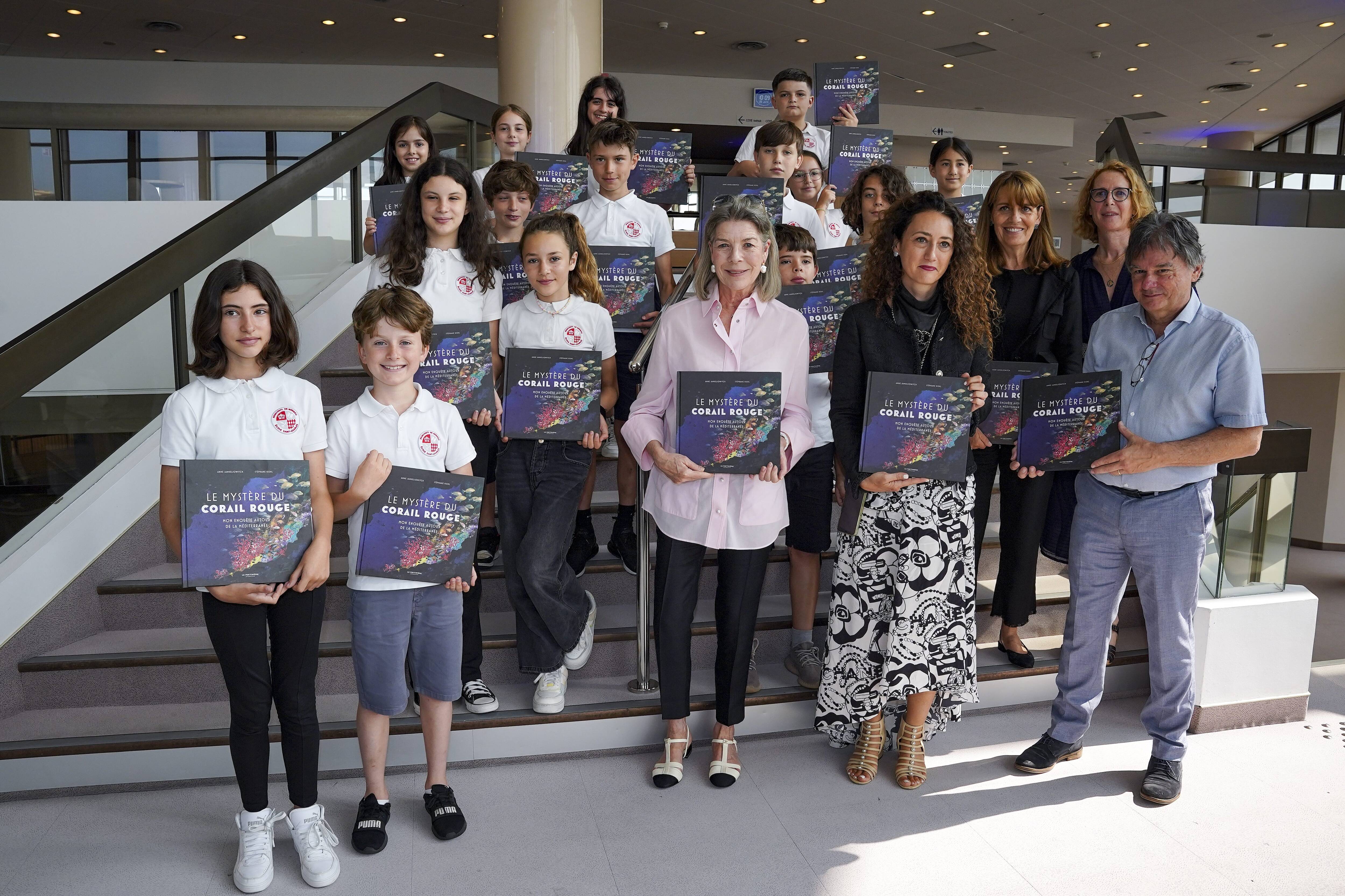 "Le mystère du corail rouge", un livre jeunesse de Centre scientifique de Monaco avec la Maison Chanel