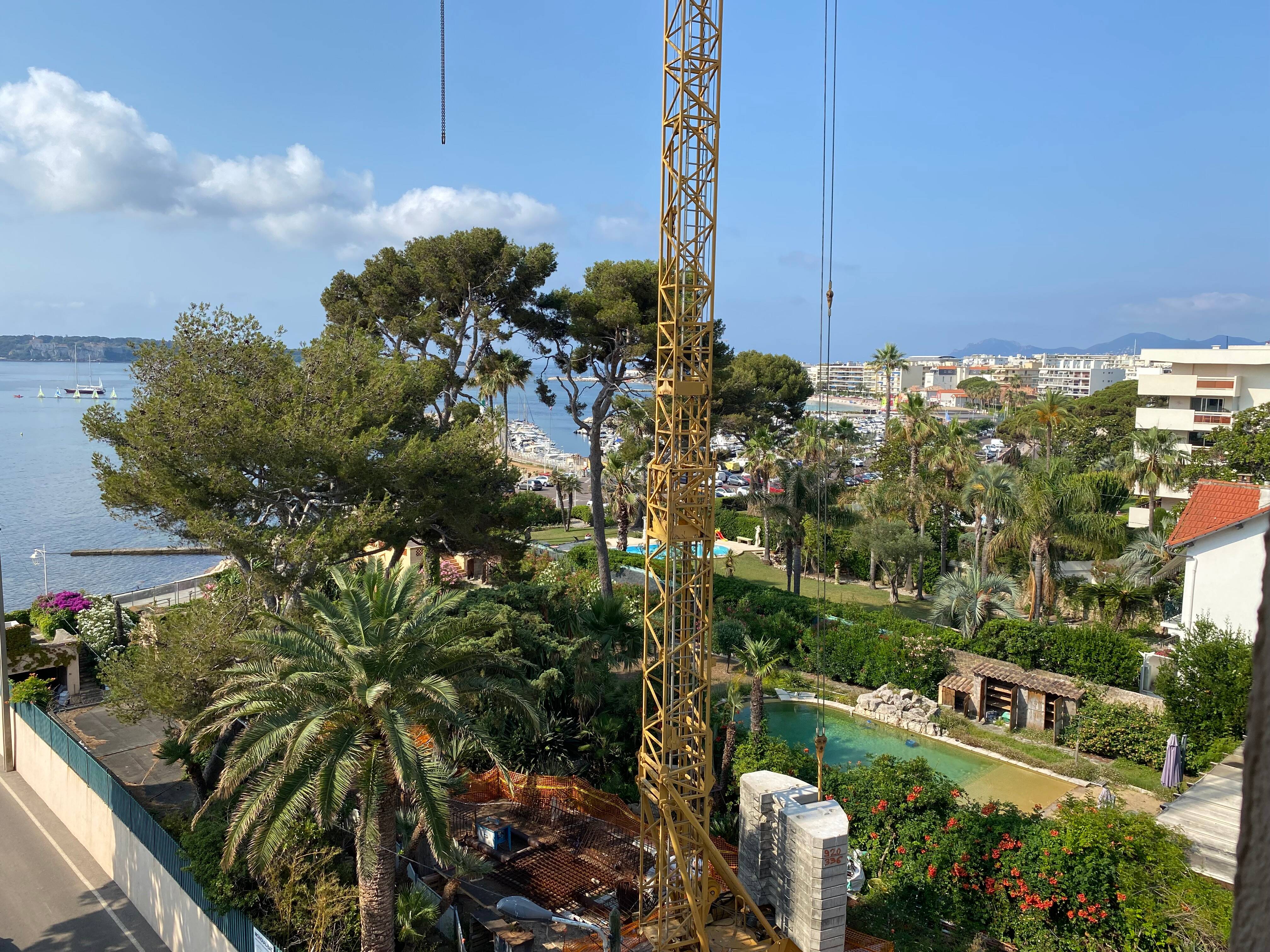 "Avec le chantier à l'arrêt, on a une mare sous nos fenêtres!": les riverains de ce quartier de Cannes n'en peuvent plus de la prolifération des moustiques