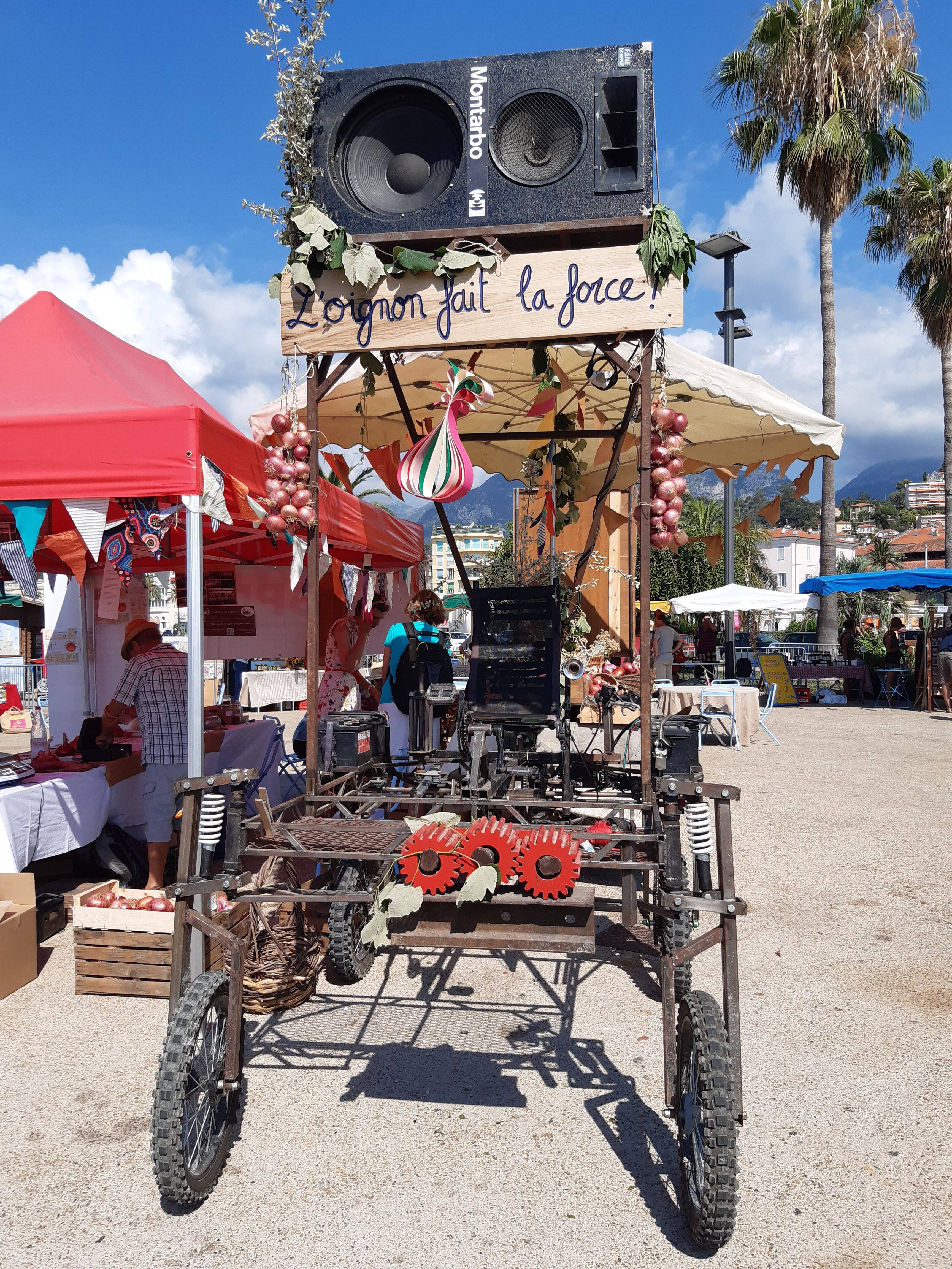 Face au franc succès de l'année précédente, Menton fête à nouveau son oignon rose ce dimanche