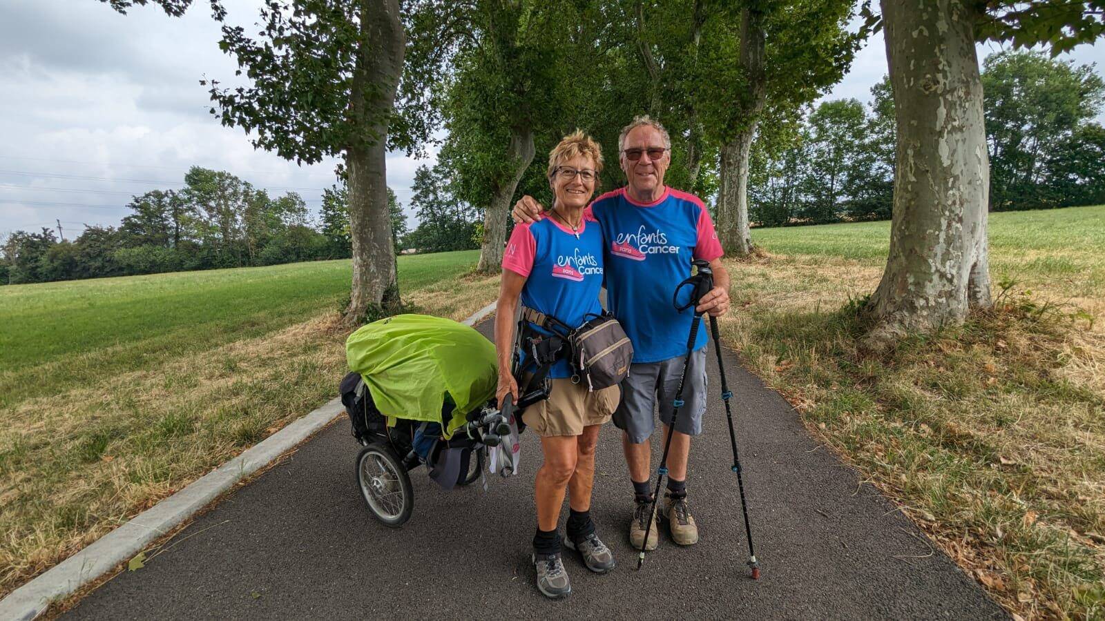 À 68 et 69 ans, ces deux randonneurs font un tour de France à pied pour lutter contre le cancer infantile