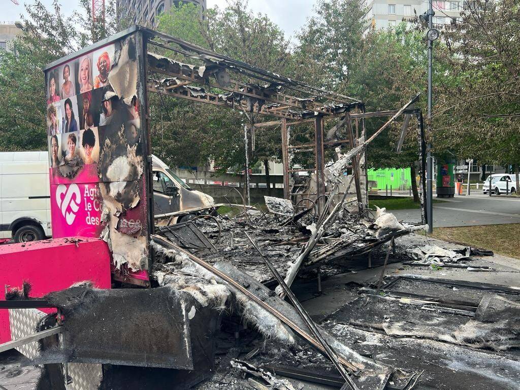 Le bus du coeur des femmes incendié lors des émeutes, une cagnotte mise en ligne