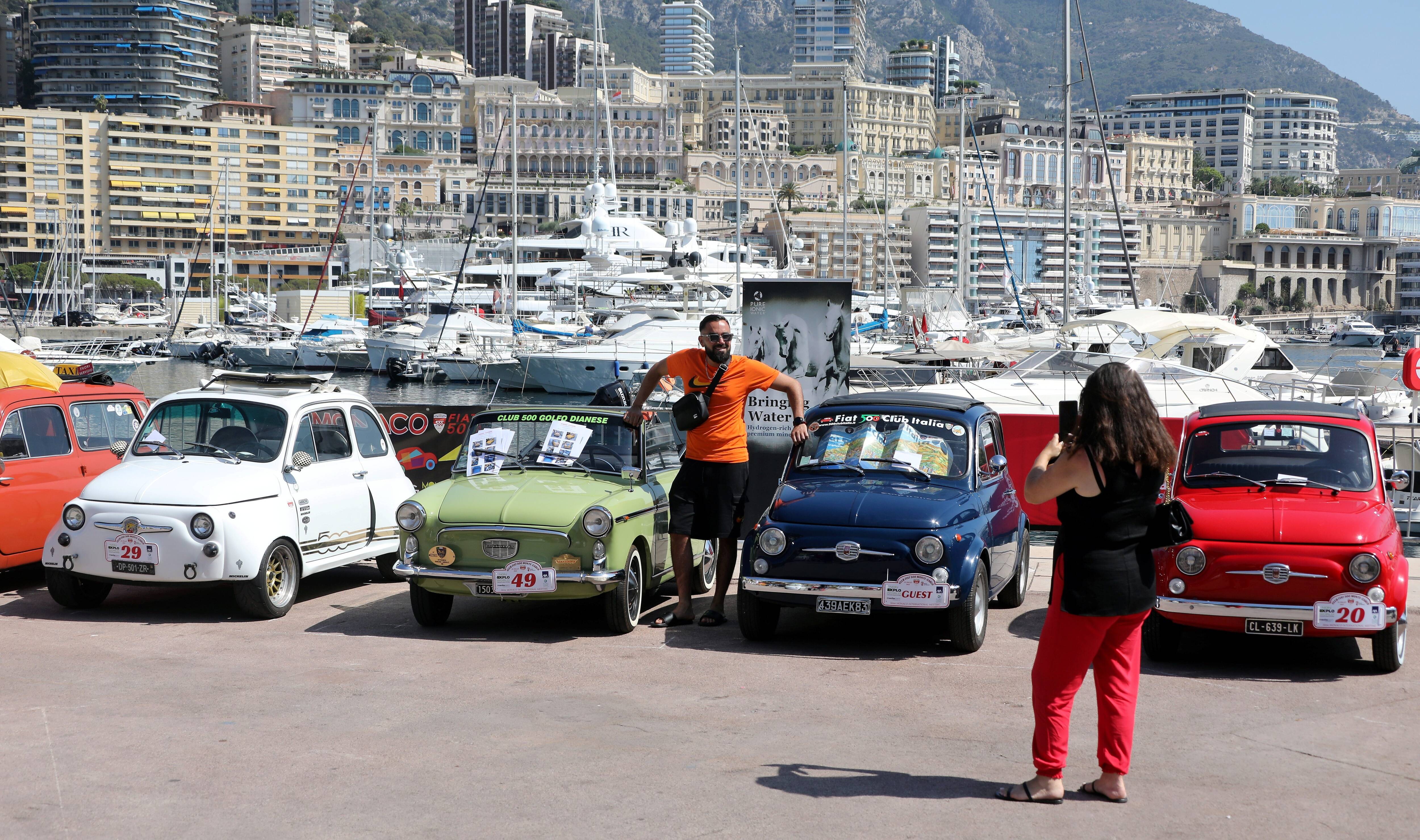 Une soixantaine de Fiat 500 historiques ont fait leur belle sur le port Hercule à Monaco