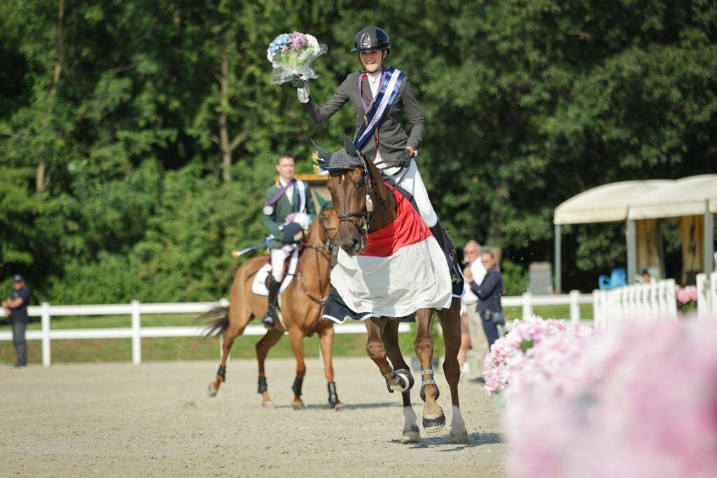À 17 ans, la cavalière monégasque Anastasia Nielsen remporte l'or aux championnats d'Europe junior d'équitation en Italie