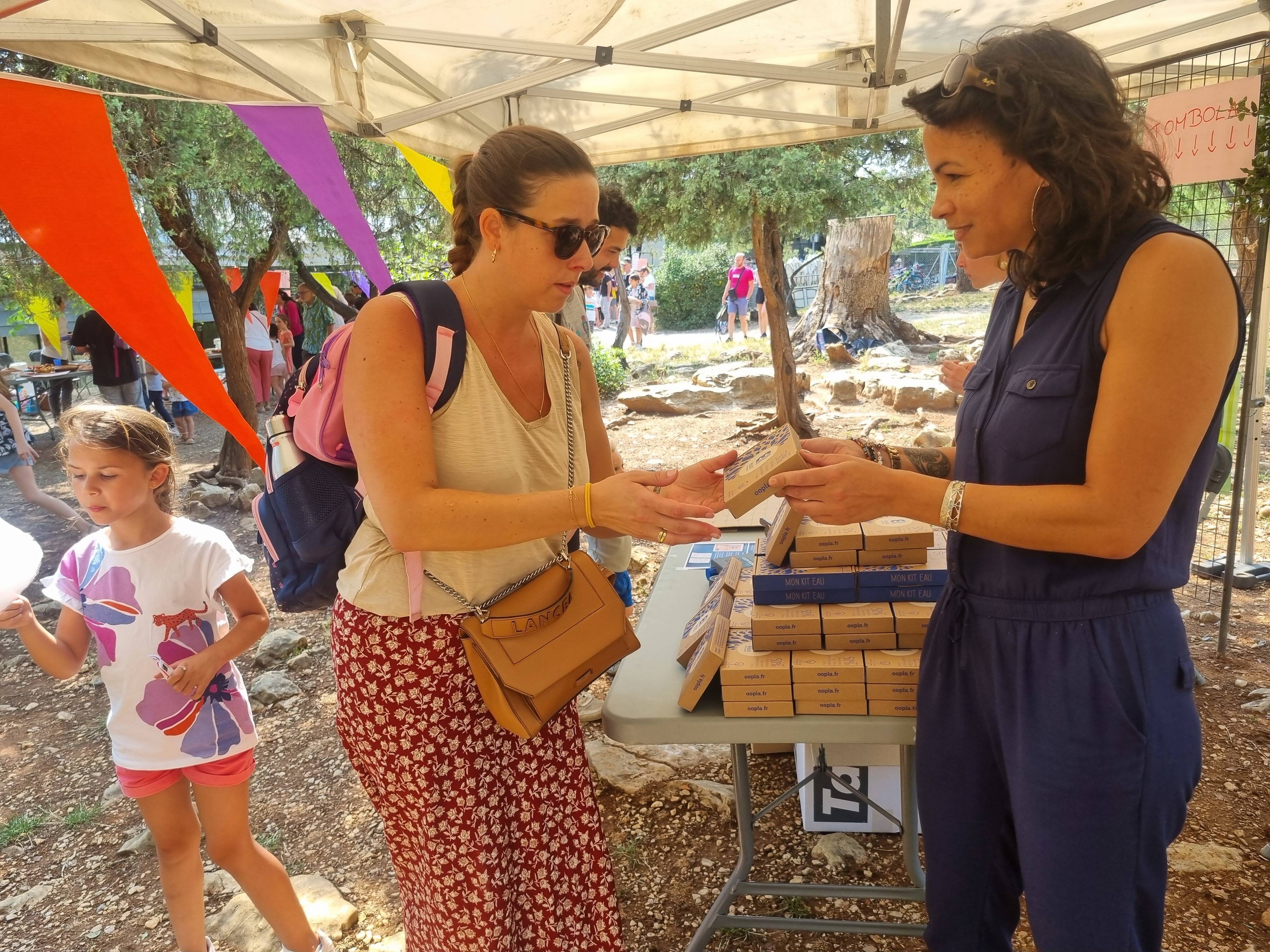 A l'heure où les niveaux des ressources sont "historiquement bas", distribution de kits pour économiser l'eau à Mouans-Sartoux