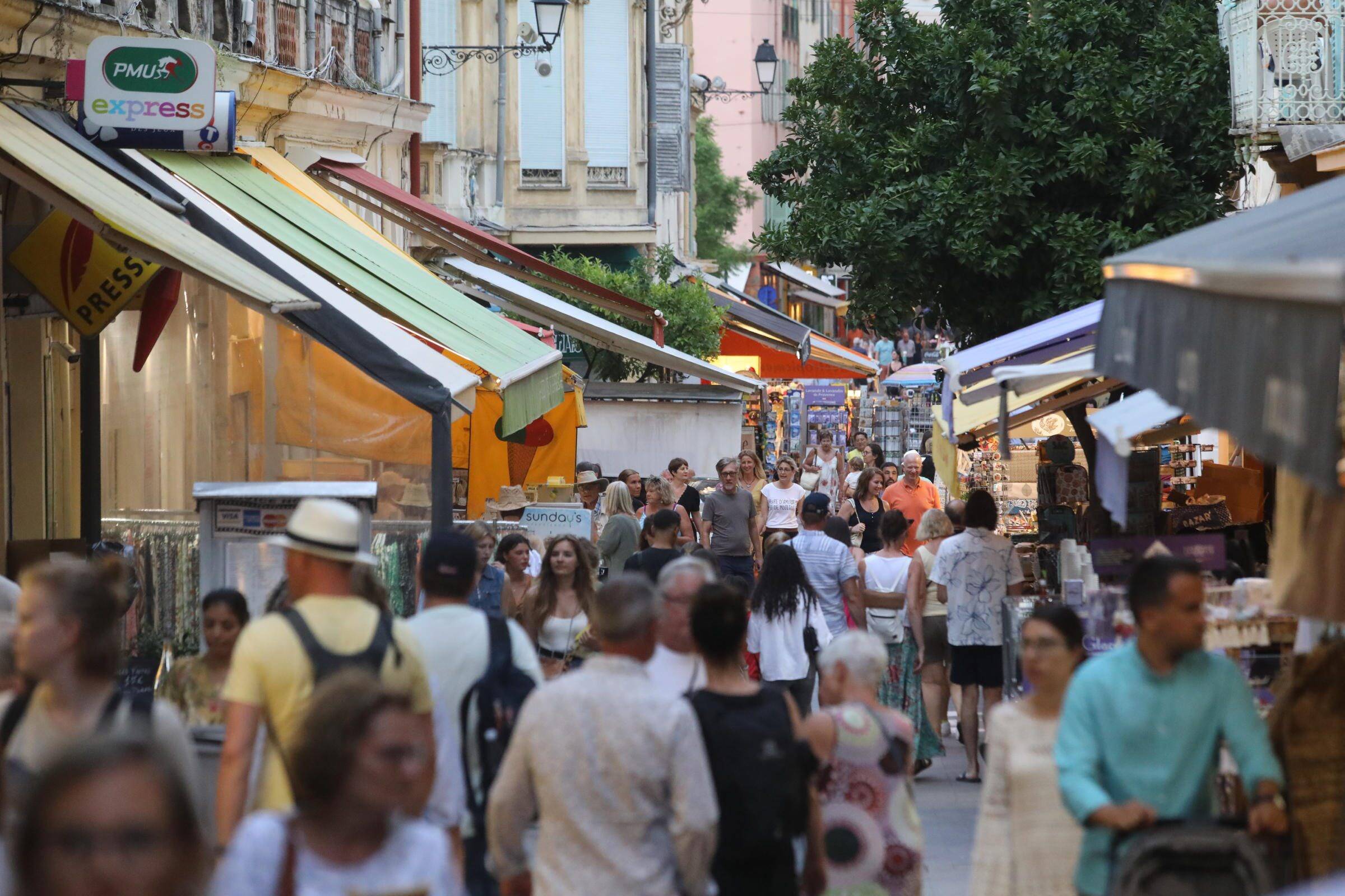 Cet été, les touristes affluents à Menton, mais qui sont-ils et d'où viennent-ils? On a enquêté
