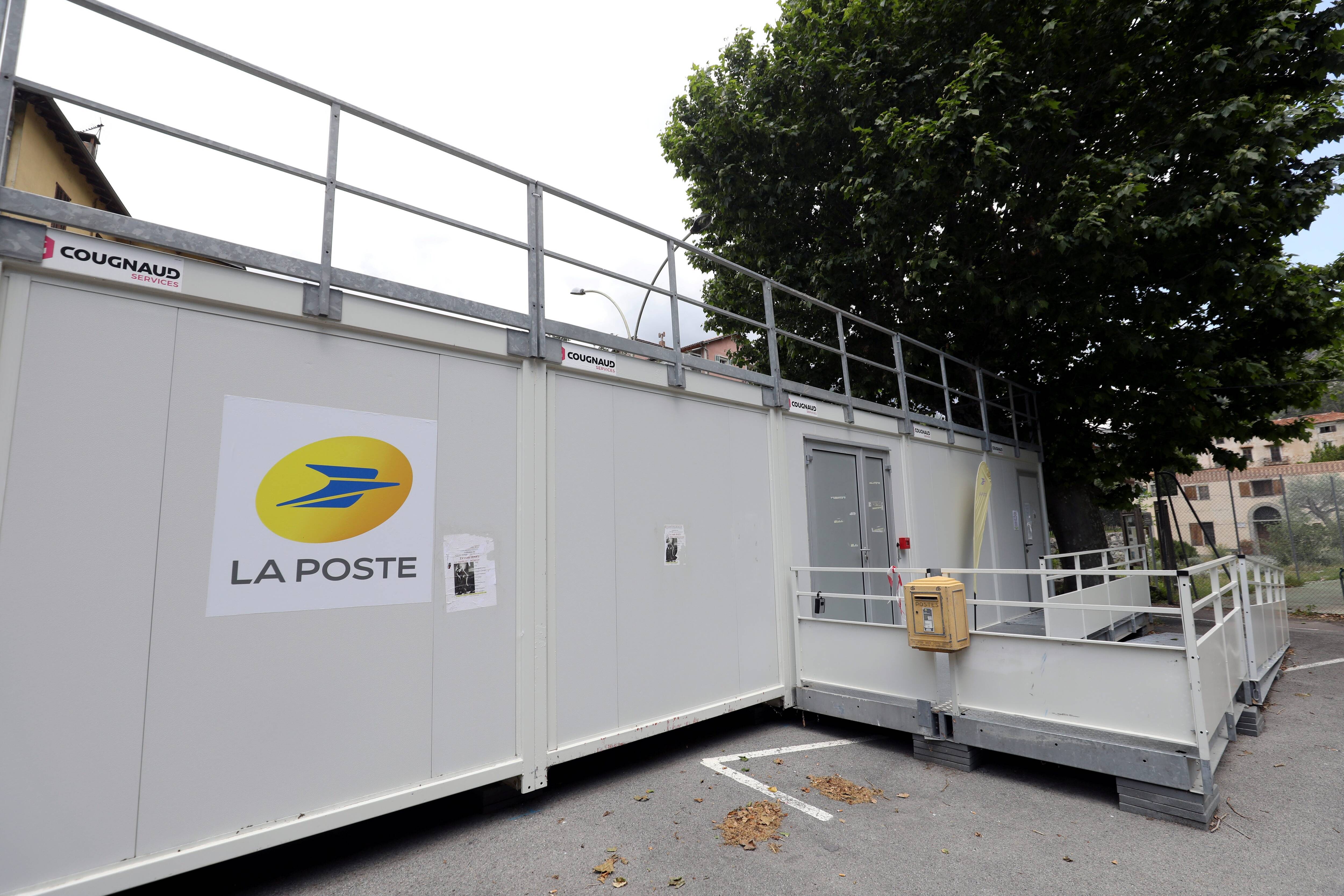 Installés dans des préfabriqués depuis la tempête Alex, les agents de La Poste n'en peuvent plus de leurs "conditions de travail" à Breil