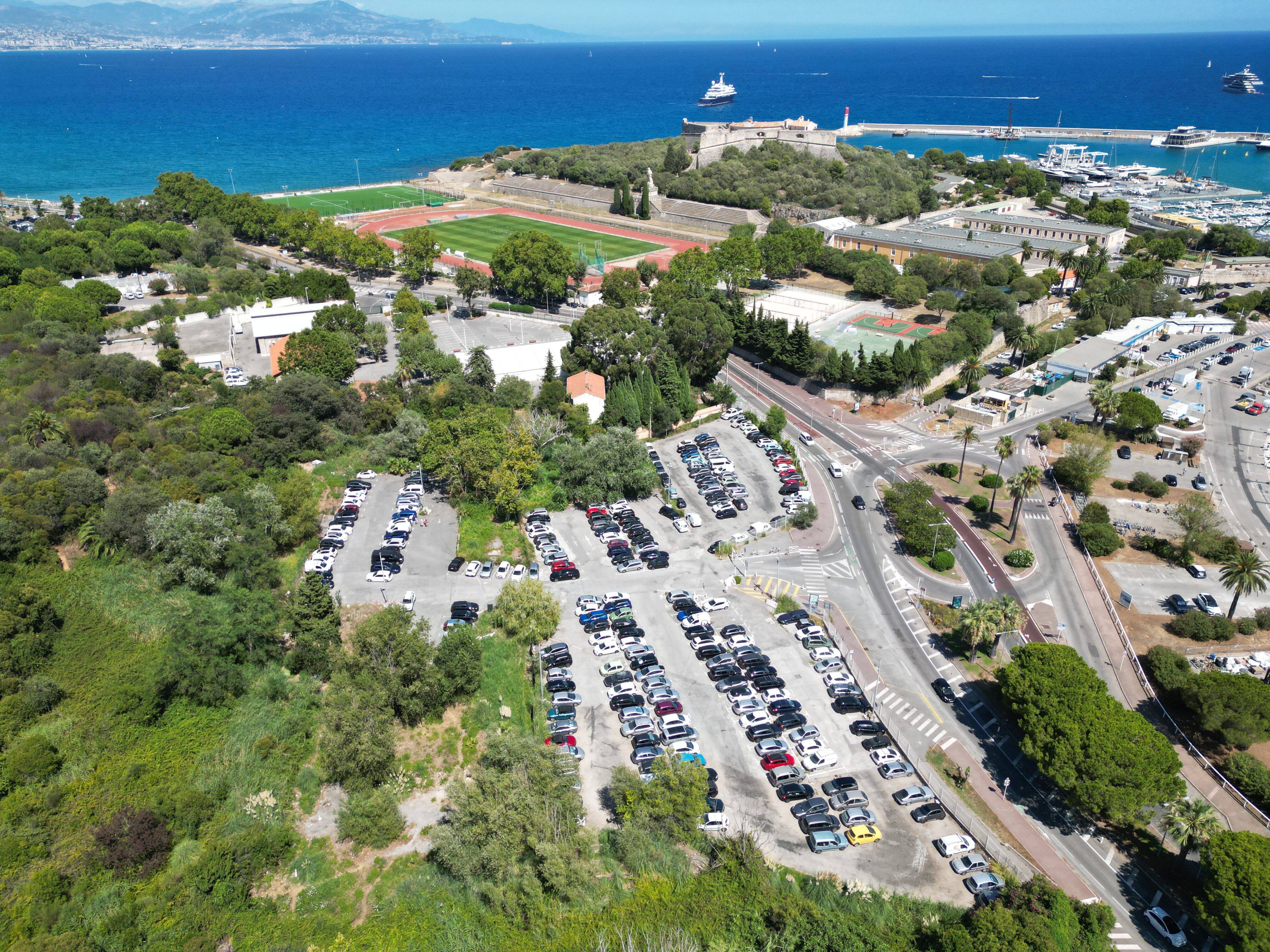 Bouygues va-t-il céder son terrain devenu un parking face au Fort Carré à la Ville d'Antibes?