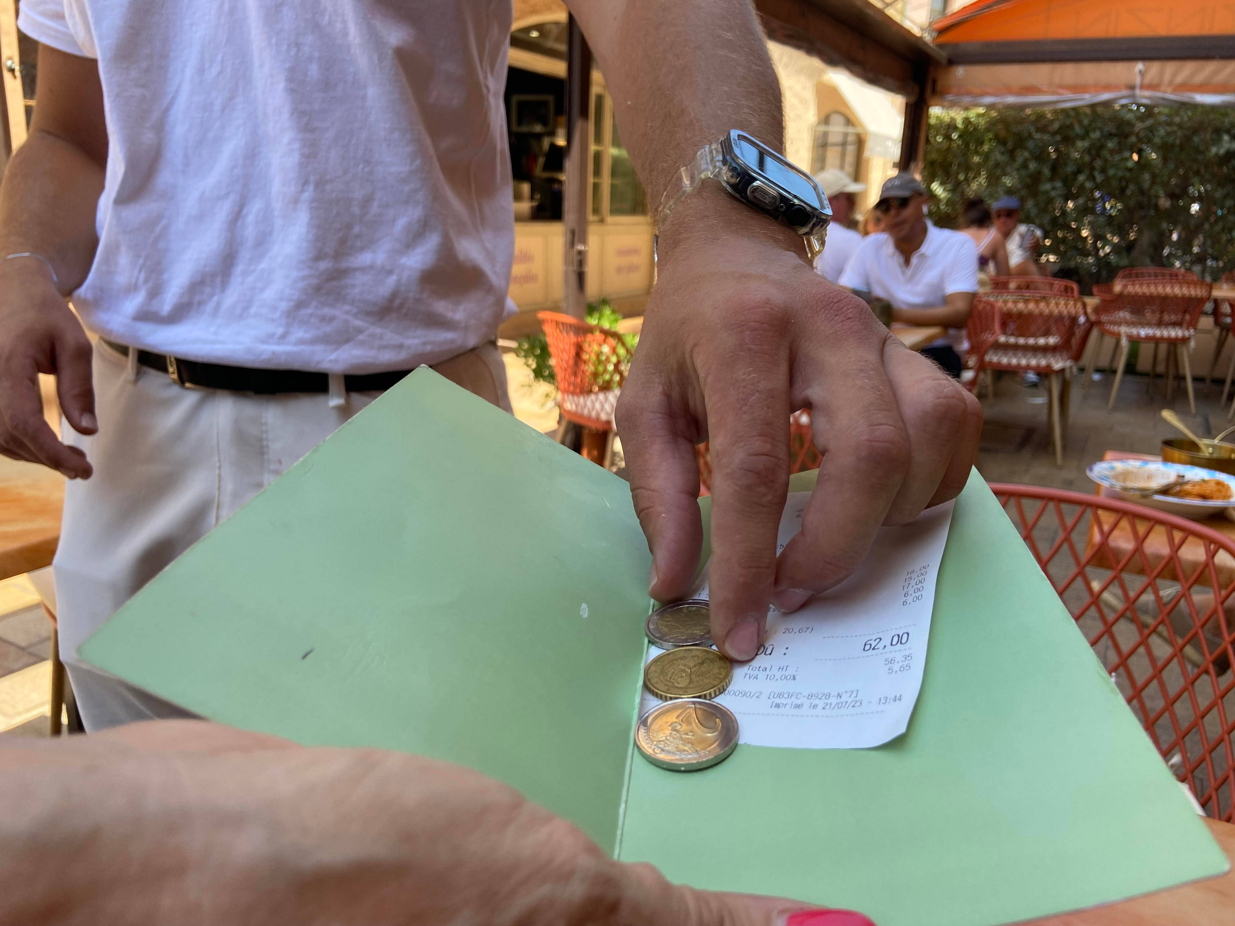 "Certains doublent leur salaire": les pourboires, un secret bien gardé dans le golfe de Saint-Tropez