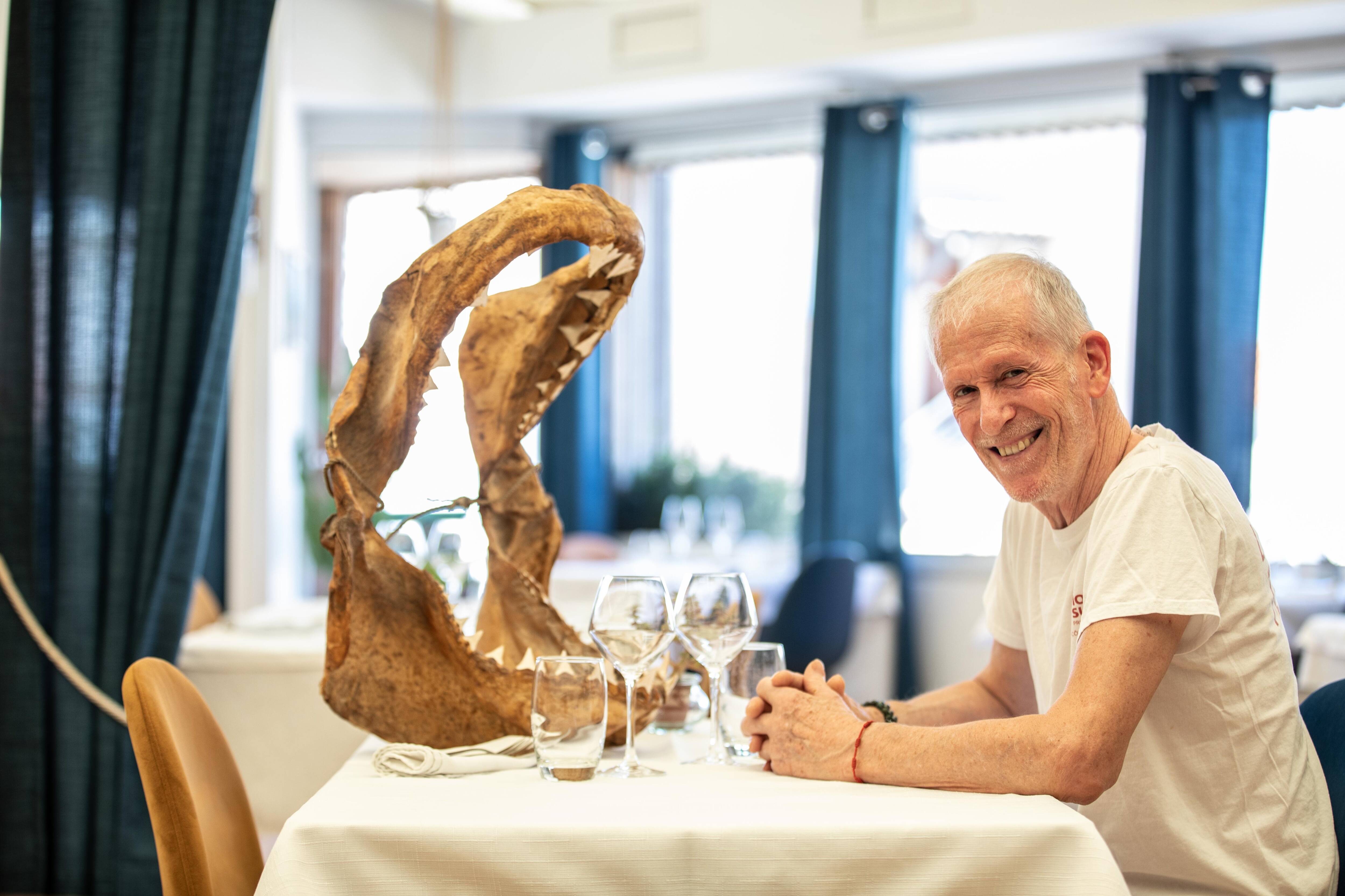 Sa mâchoire trône dans un restaurant varois: on vous raconte l'histoire de ce requin blanc pêché au Brusc en 1926