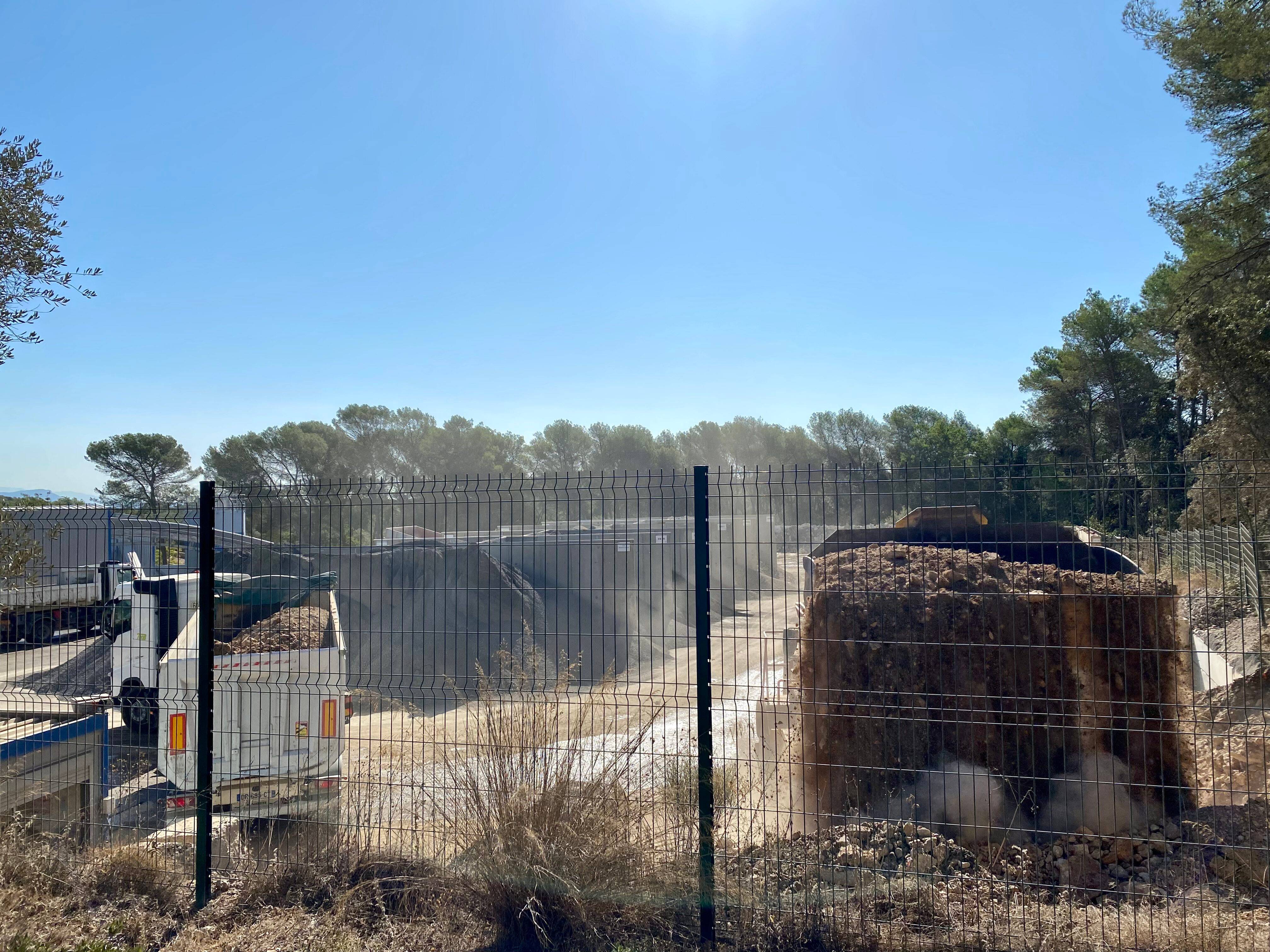 "On ne sait pas ce qu'ils contiennent et si c'est dangereux pour nous": les riverains d'un quartier de Valbonne en guerre contre Vicat et son "ballet incessant de camions"